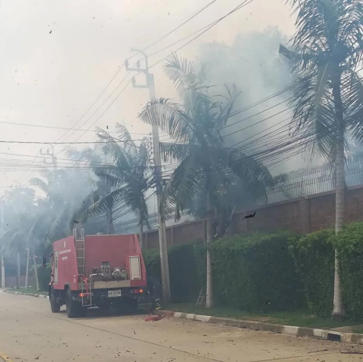 “เอ้ก  บุษกร” เล่าระทึกไฟไหม้หญ้าเพลิงสูงเท่ากำแพง “กัปตัน” ปีนกำแพงช่วย