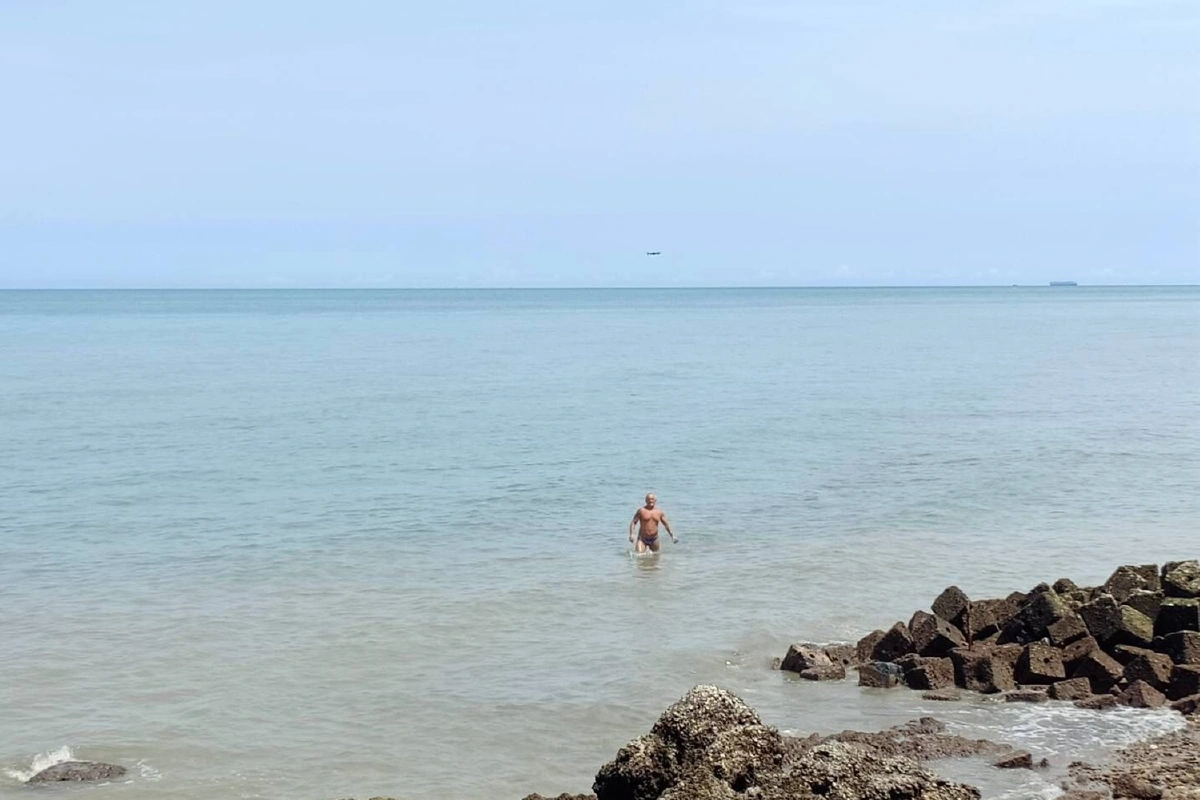 ตำรวจพัทยาจับ3ต่างชาติฝ่าฝืนคำสั่งปิดหาดเล่นน้ำทะเล