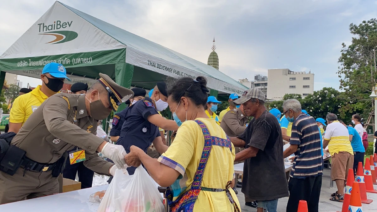 ผู้ได้รับความเดือดร้อนโควิด-19 แห่รับมอบถุงยังชีพ