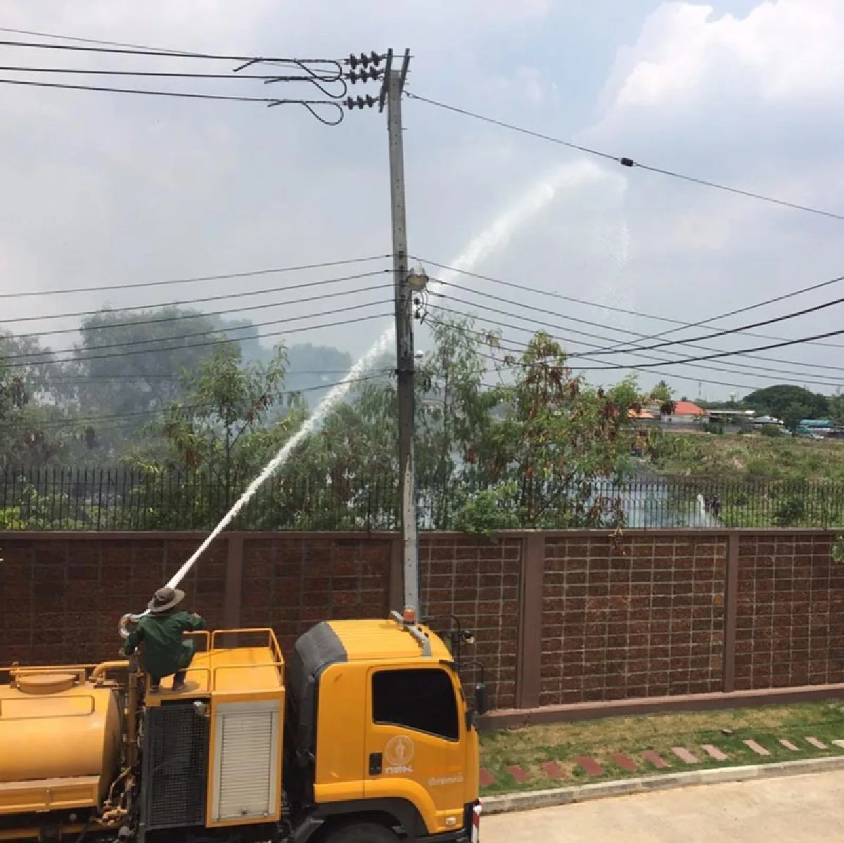 “เอ้ก  บุษกร” เล่าระทึกไฟไหม้หญ้าเพลิงสูงเท่ากำแพง “กัปตัน” ปีนกำแพงช่วย