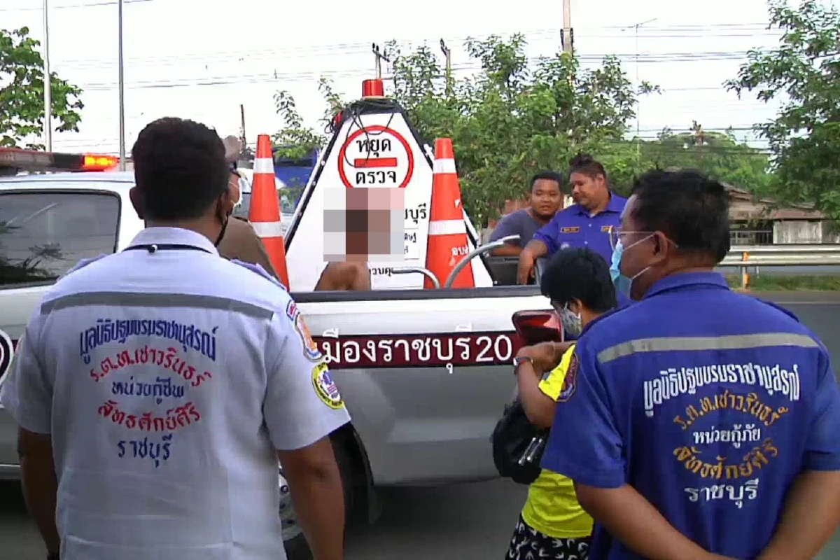 ตำรวจรวบหนุ่มเสพยาบ้าคลั่งเดินแก้ผ้าเข้าปั้มเอาน้ำมันราดตัว