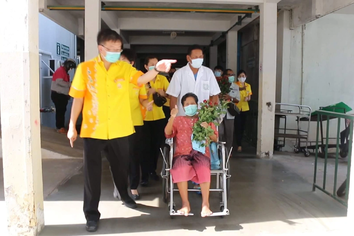 โควิด-19: ตายายหายป่วย ปลื้มใจ หมอพยาบาลรพ.ขอนแก่นส่งกลับบ้าน