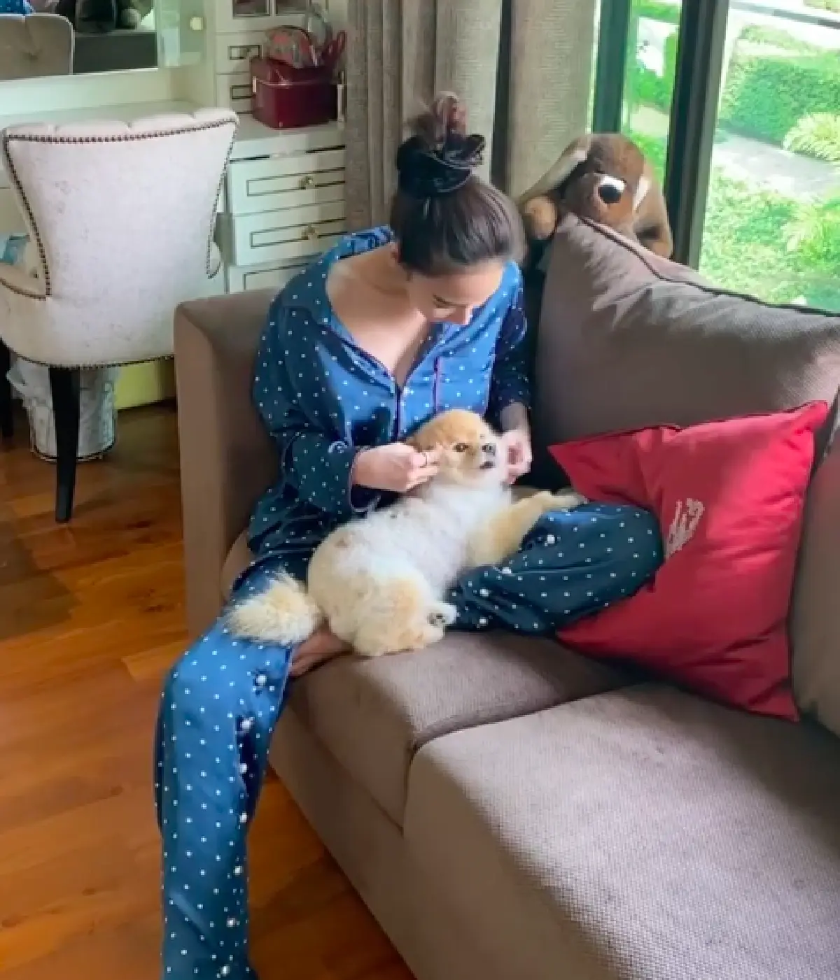 “อั้ม พัชราภา” ใส่ชุดนอนอยู่บ้านสบายๆ หยอกล้อกับน้องหมาแต่ยังเป๊ะ!