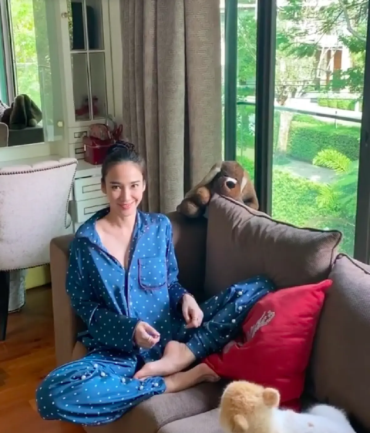 “อั้ม พัชราภา” ใส่ชุดนอนอยู่บ้านสบายๆ หยอกล้อกับน้องหมาแต่ยังเป๊ะ!