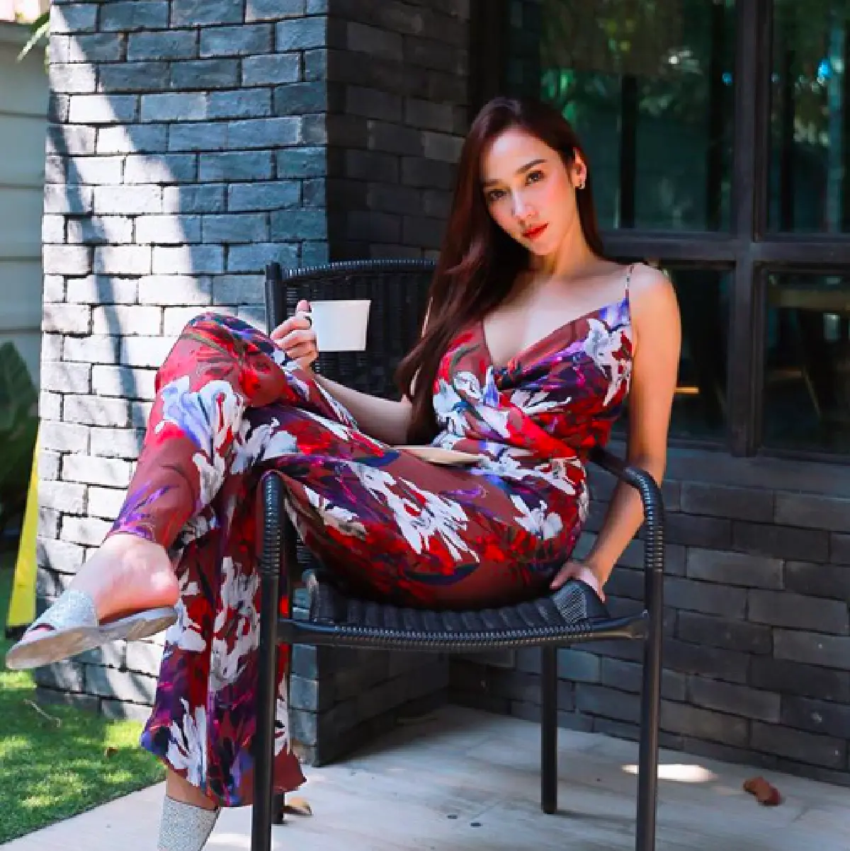 “อั้ม พัชราภา” ใส่ชุดนอนอยู่บ้านสบายๆ หยอกล้อกับน้องหมาแต่ยังเป๊ะ!