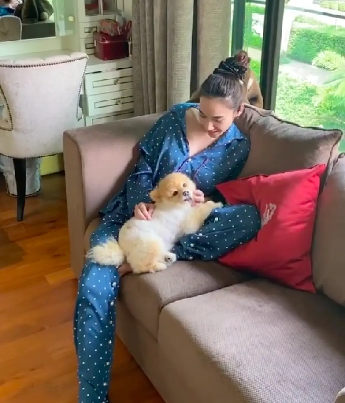 “อั้ม พัชราภา” ใส่ชุดนอนอยู่บ้านสบายๆ หยอกล้อกับน้องหมาแต่ยังเป๊ะ!