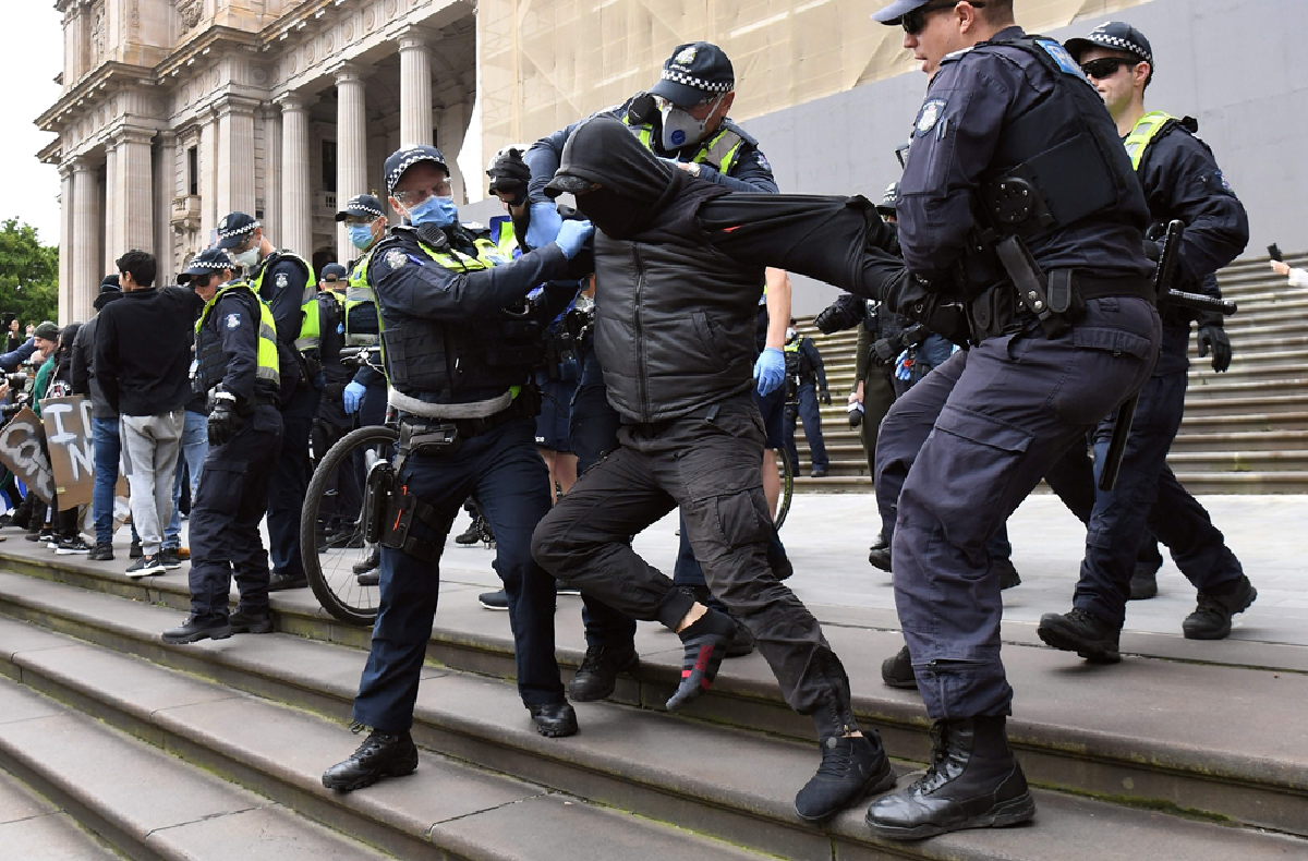 ประท้วงต้านล็อคดาวน์โผล่ไปทั่ว ตีกันถึงขั้นหลั่งเลือด