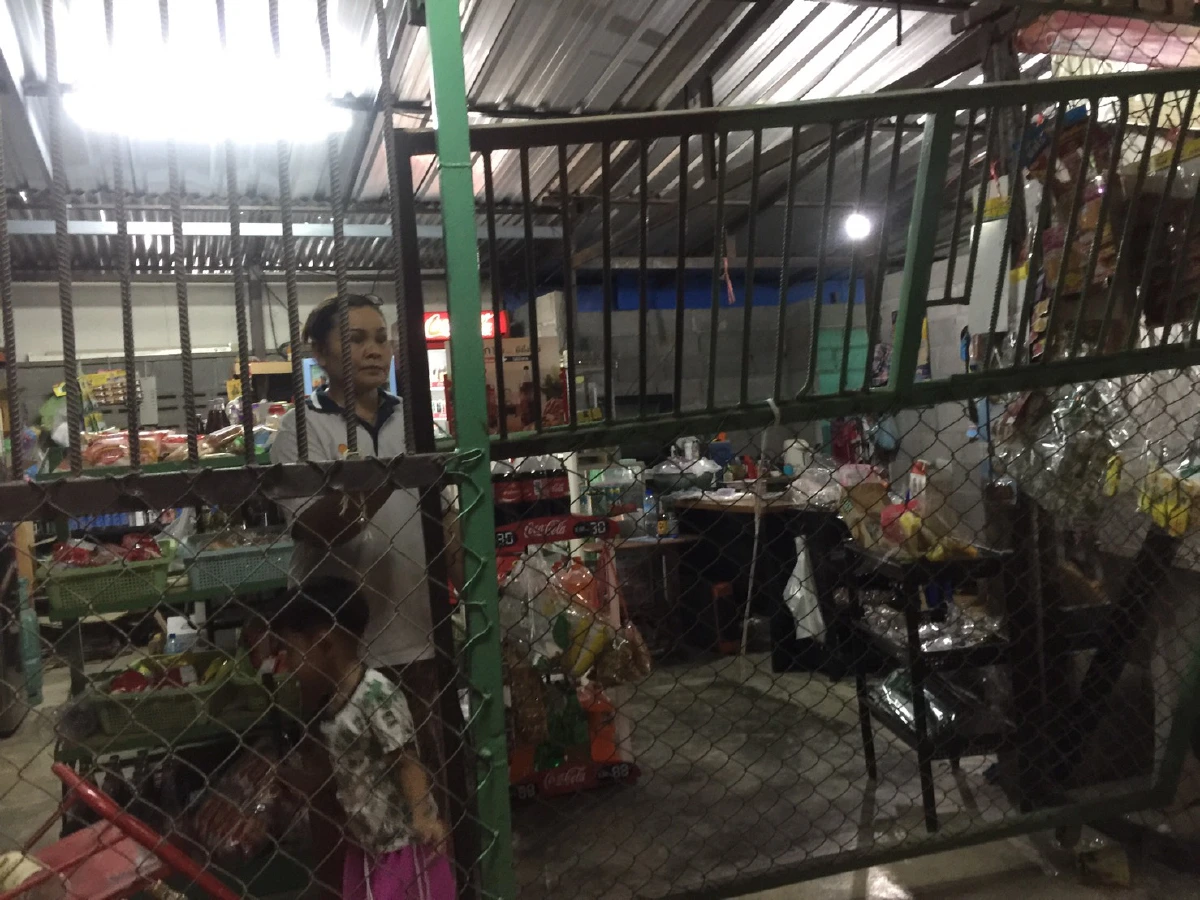 ฝ่าเคอร์ฟิว!วัยรุ่นยั๊วะไม่ขายเหล้าให้ยกพวกนับสิบถล่มร้านค้าเละ