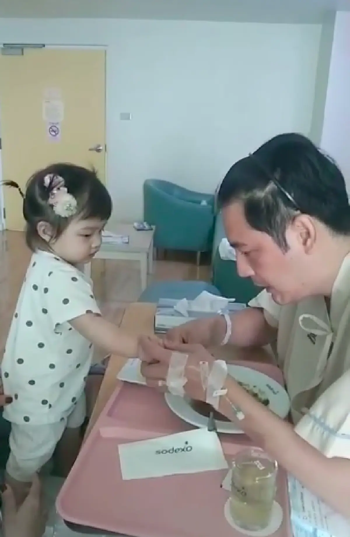 "ศรราม" กำลังใจดี!  "น้องวีจิ" ป้อนข้าวพ่อที่โรงพยาบาล บอกรอดตายหวุดหวิด 