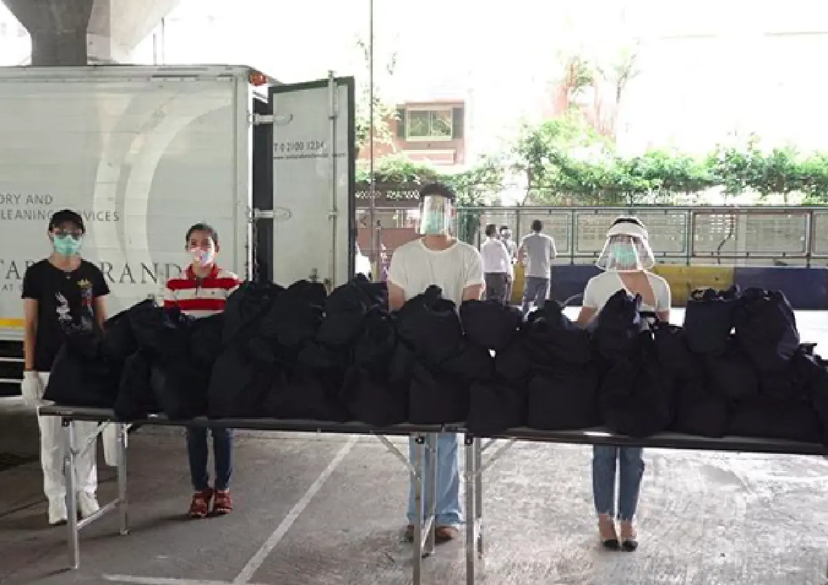 “พีช พชร” ควง “แม่ส้ม ชนัดดา” ทำบุญวันเกิดอายุ  27 ปี มอบถุงยังชีพให้ชุมชนบางรัก