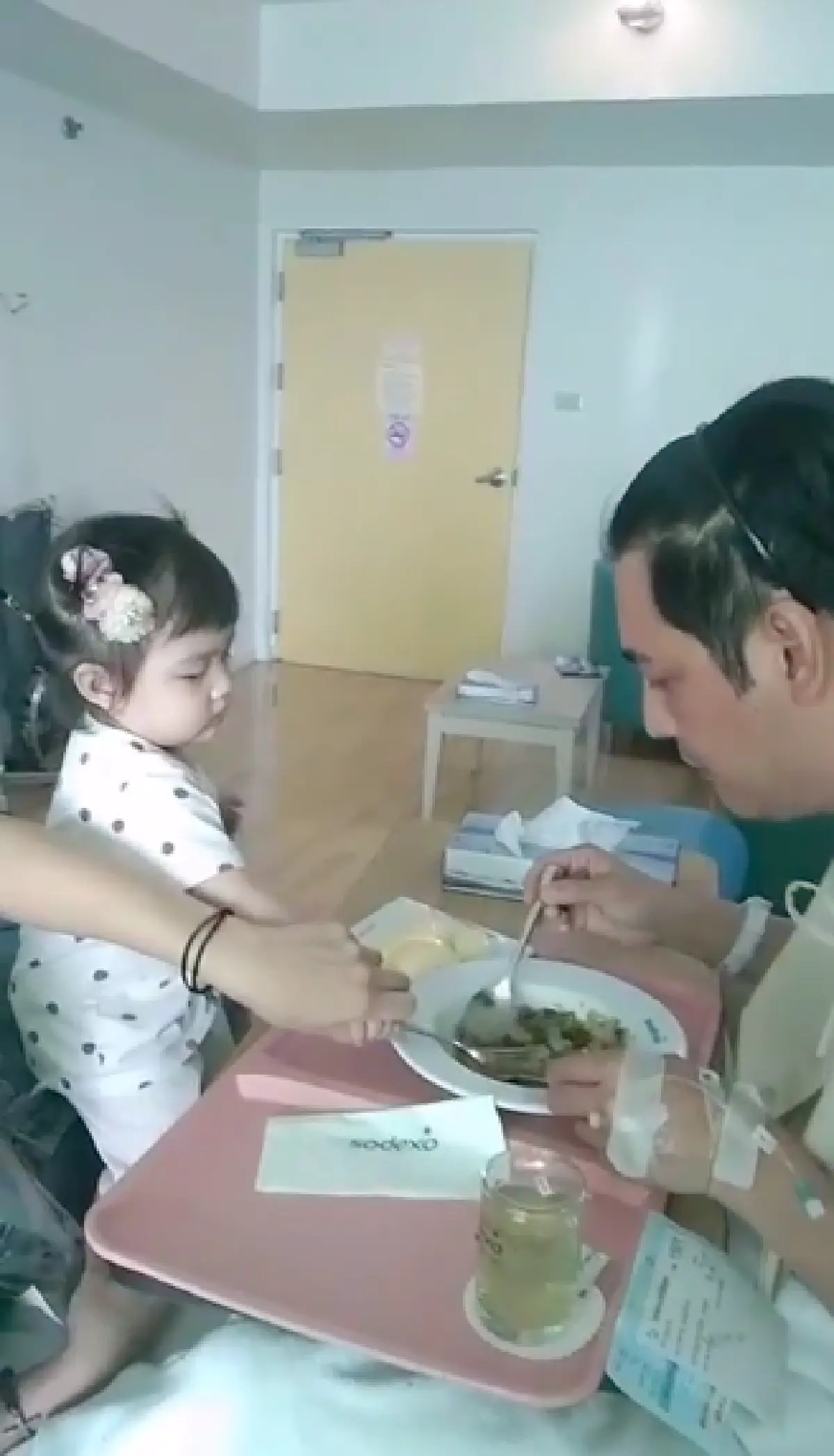 "ศรราม" กำลังใจดี!  "น้องวีจิ" ป้อนข้าวพ่อที่โรงพยาบาล บอกรอดตายหวุดหวิด 