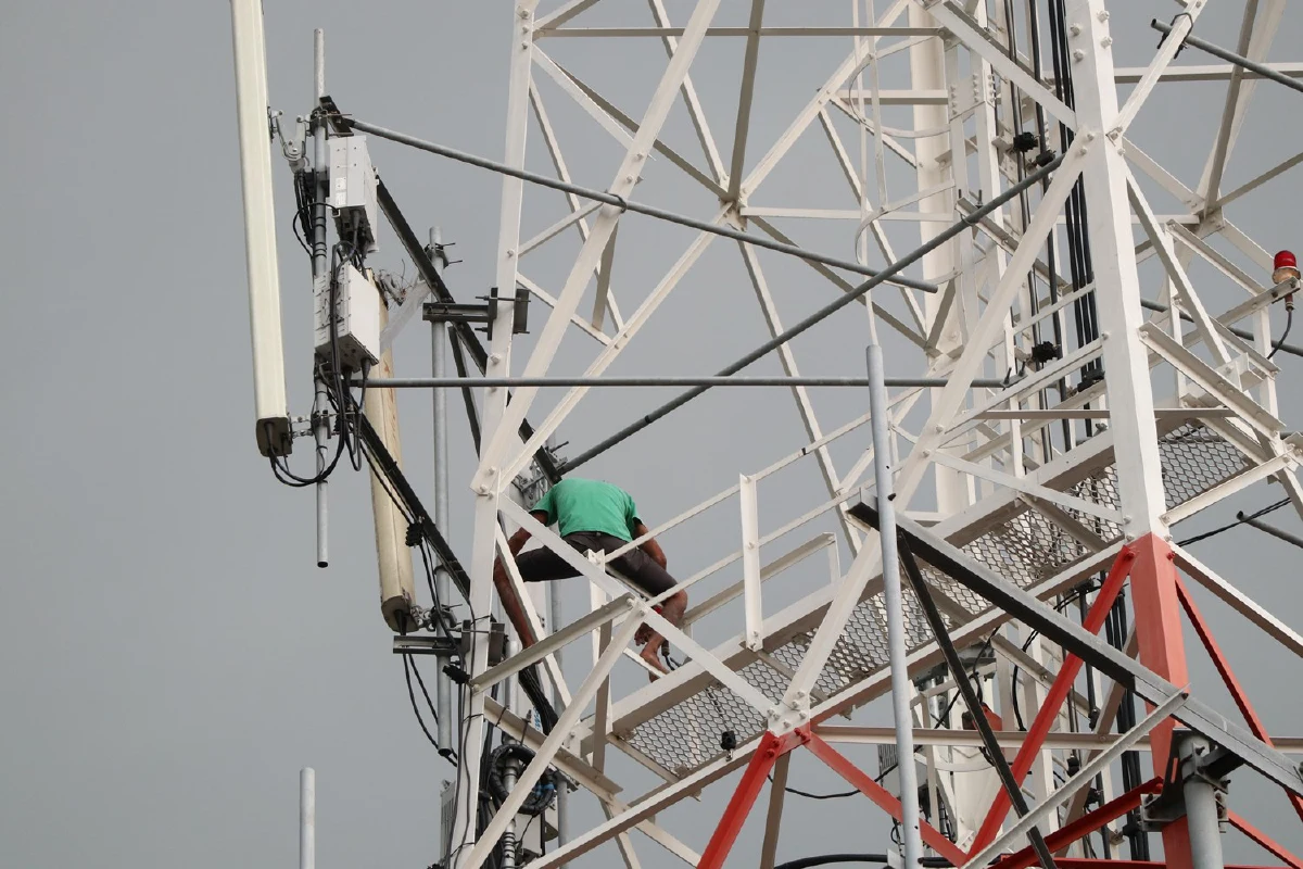 หนุ่มบ้านโป่งเครียดอดเงินโควิด 5 พันปีนเสาโทรศัพท์ขู่ฆ่าตัวตาย