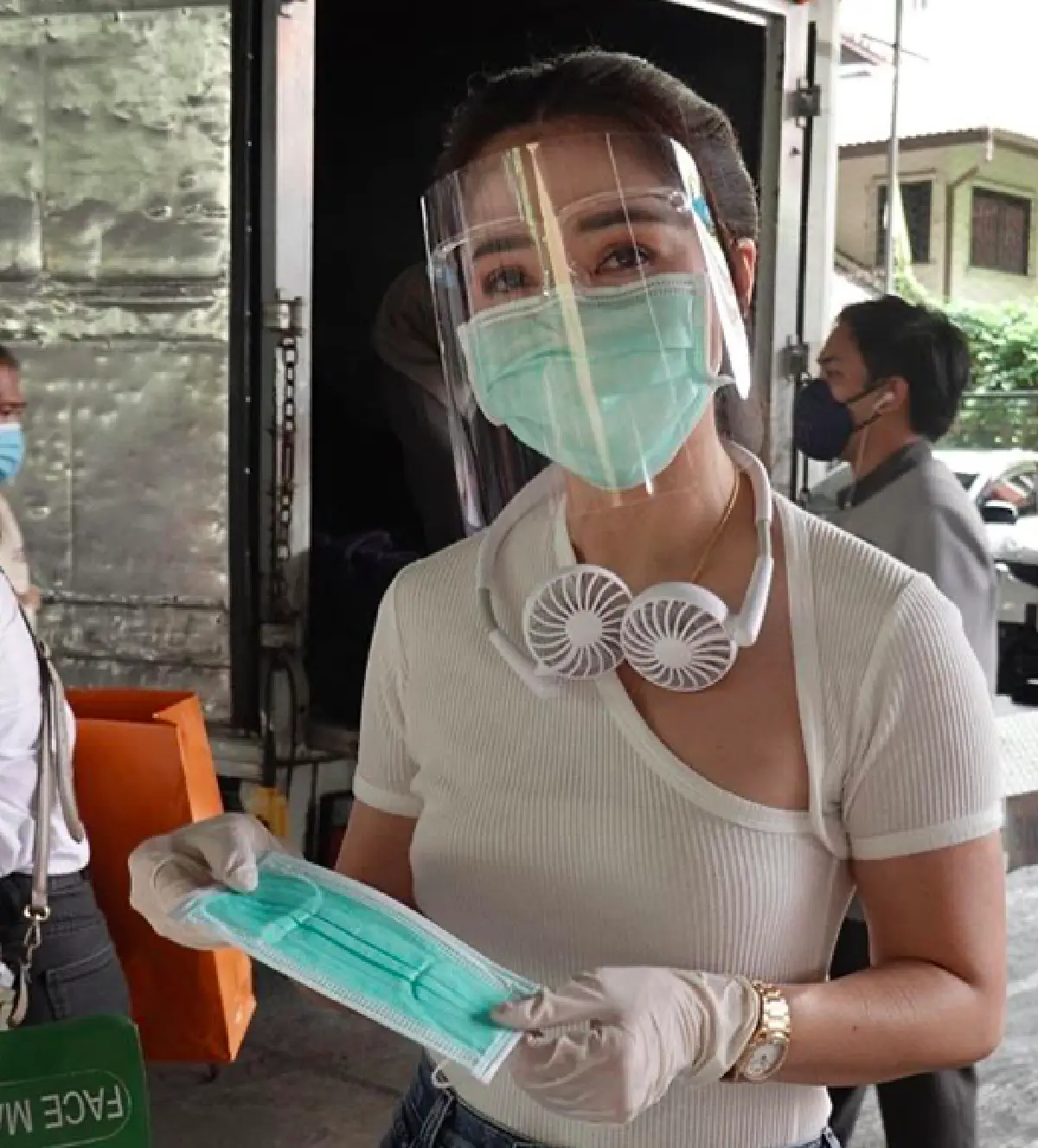 “พีช พชร” ควง “แม่ส้ม ชนัดดา” ทำบุญวันเกิดอายุ  27 ปี มอบถุงยังชีพให้ชุมชนบางรัก