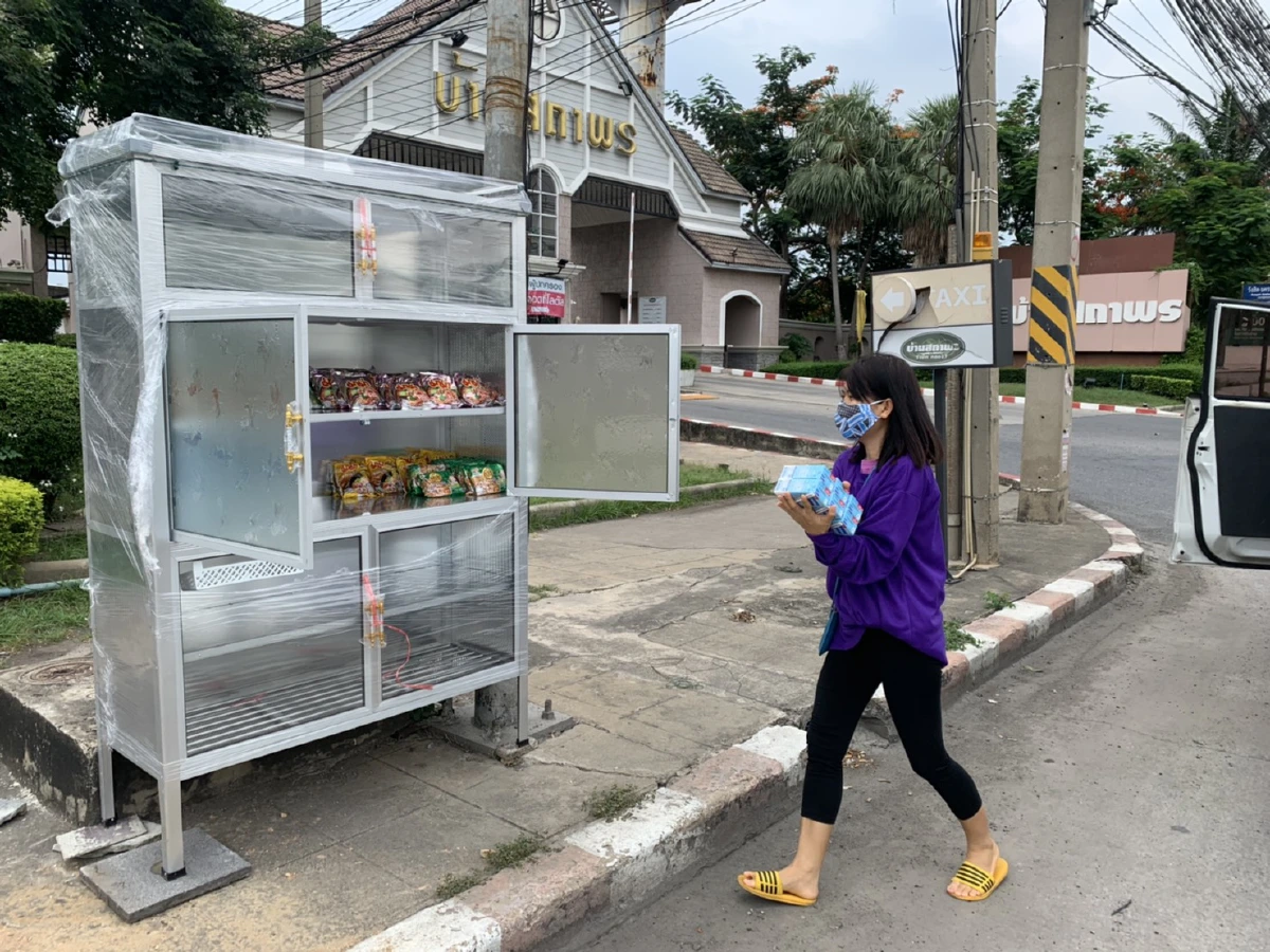 แห่นำข้าวของใส่"ตู้ปันสุข"แบ่งปันผู้ได้รับผลกระทบโควิด-19
