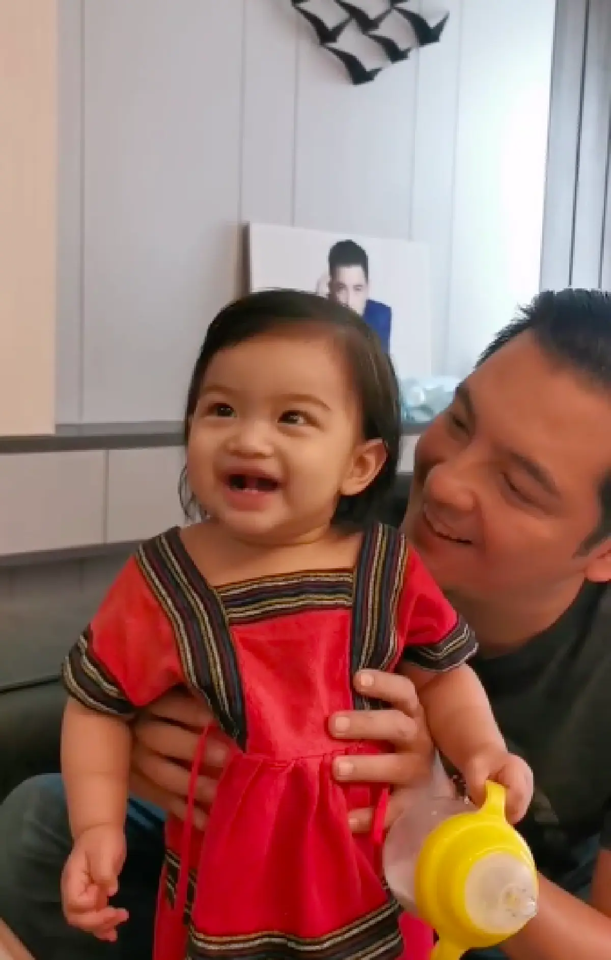 "ศรราม" กำลังใจดี!  "น้องวีจิ" ป้อนข้าวพ่อที่โรงพยาบาล บอกรอดตายหวุดหวิด 