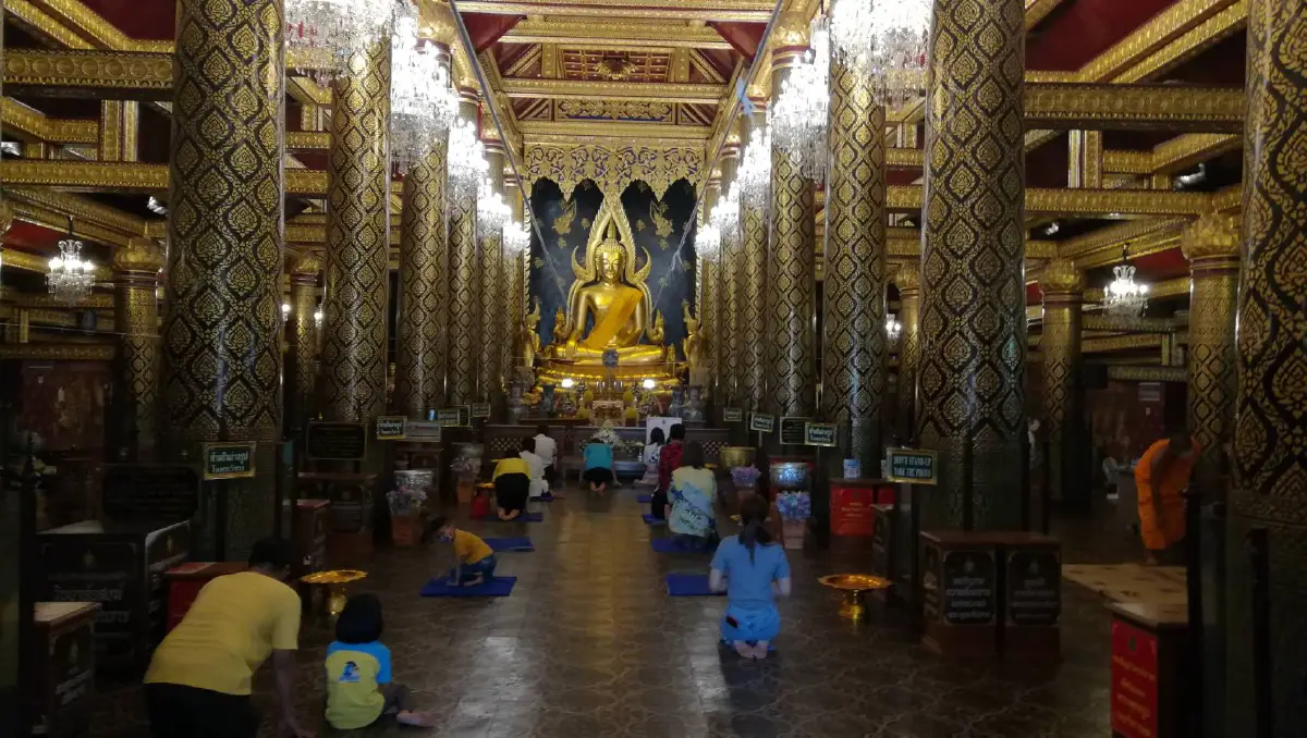 พิษณุโลกเปิดวิหารให้เข้าสักการะพระพุทธชินราชได้เป็นวันแรก