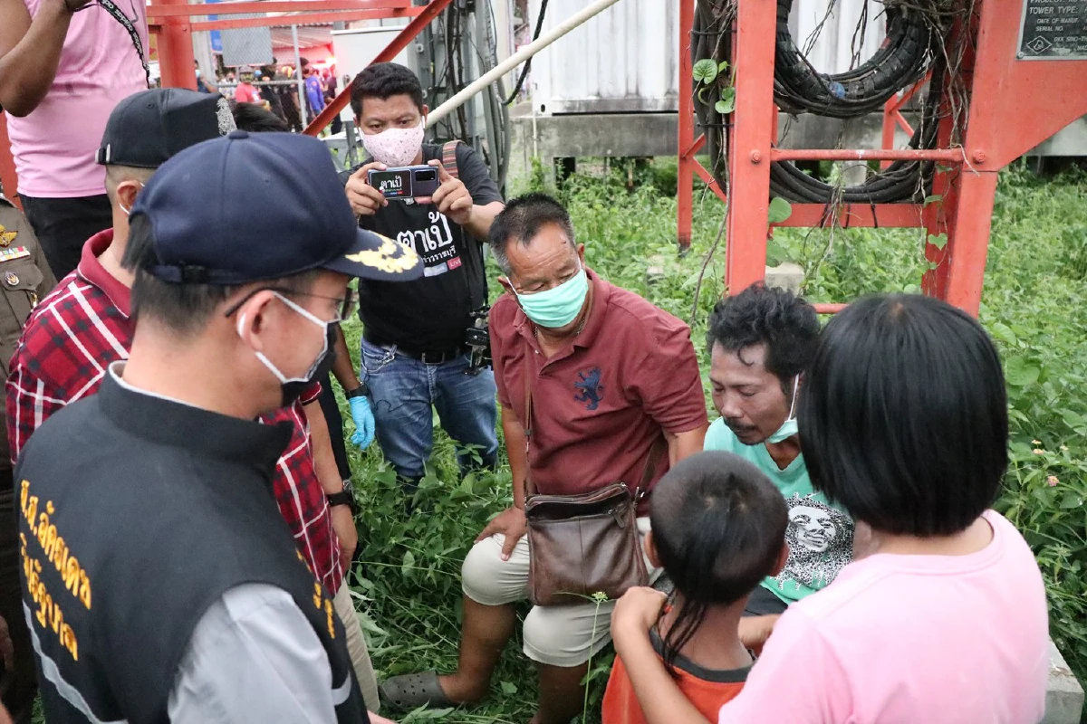 หนุ่มบ้านโป่งเครียดอดเงินโควิด 5 พันปีนเสาโทรศัพท์ขู่ฆ่าตัวตาย