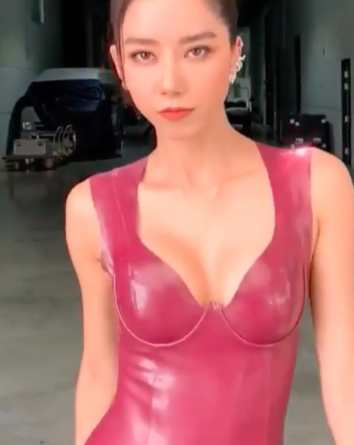 พริกทั้งสวนก็ฉุดไม่อยู่ “ไอซ์ อภิษฎา” เซ็กซี่จัดหนักในชุดเดรสรัดรูปฟิตเปรี๊ยะ