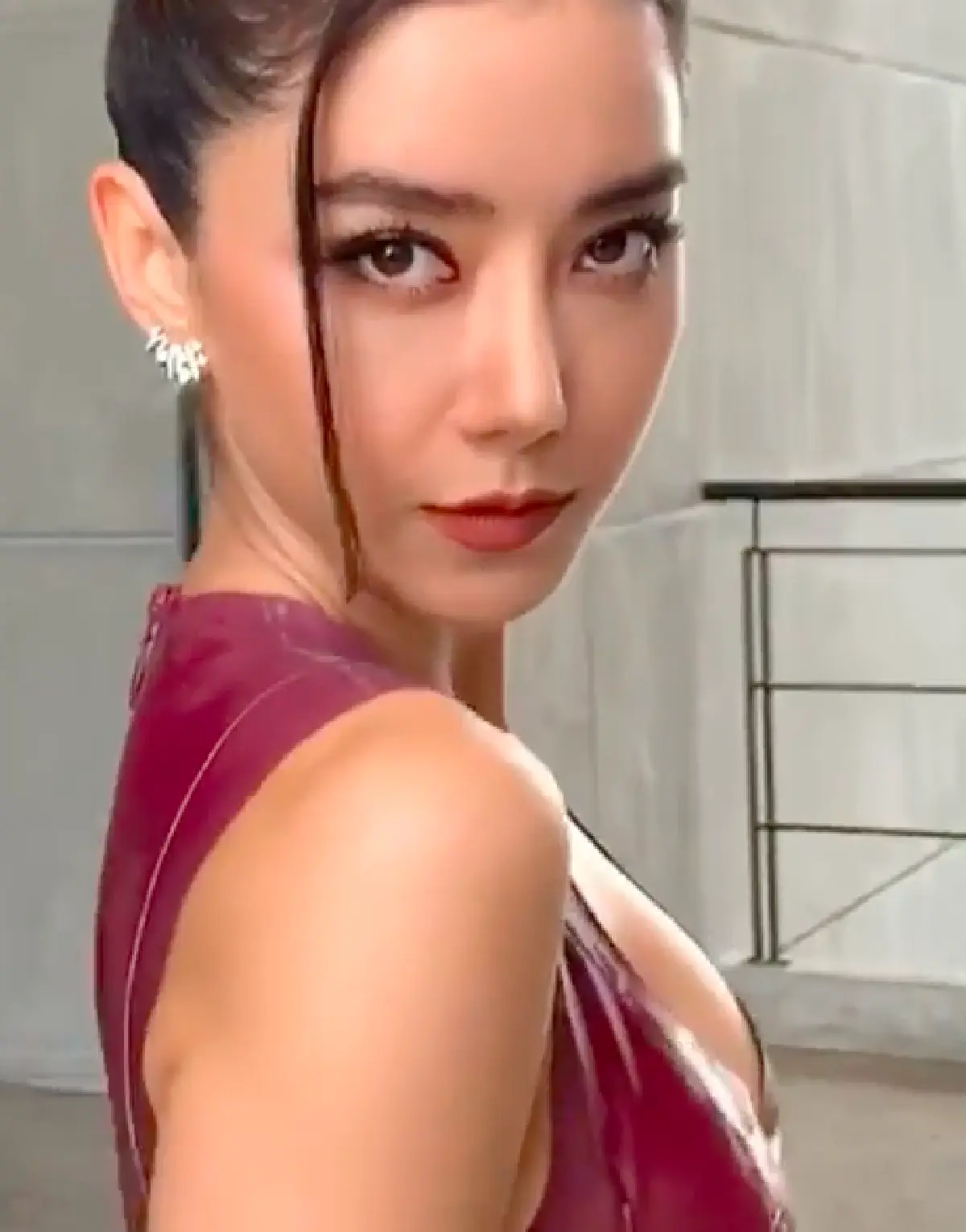 พริกทั้งสวนก็ฉุดไม่อยู่ “ไอซ์ อภิษฎา” เซ็กซี่จัดหนักในชุดเดรสรัดรูปฟิตเปรี๊ยะ