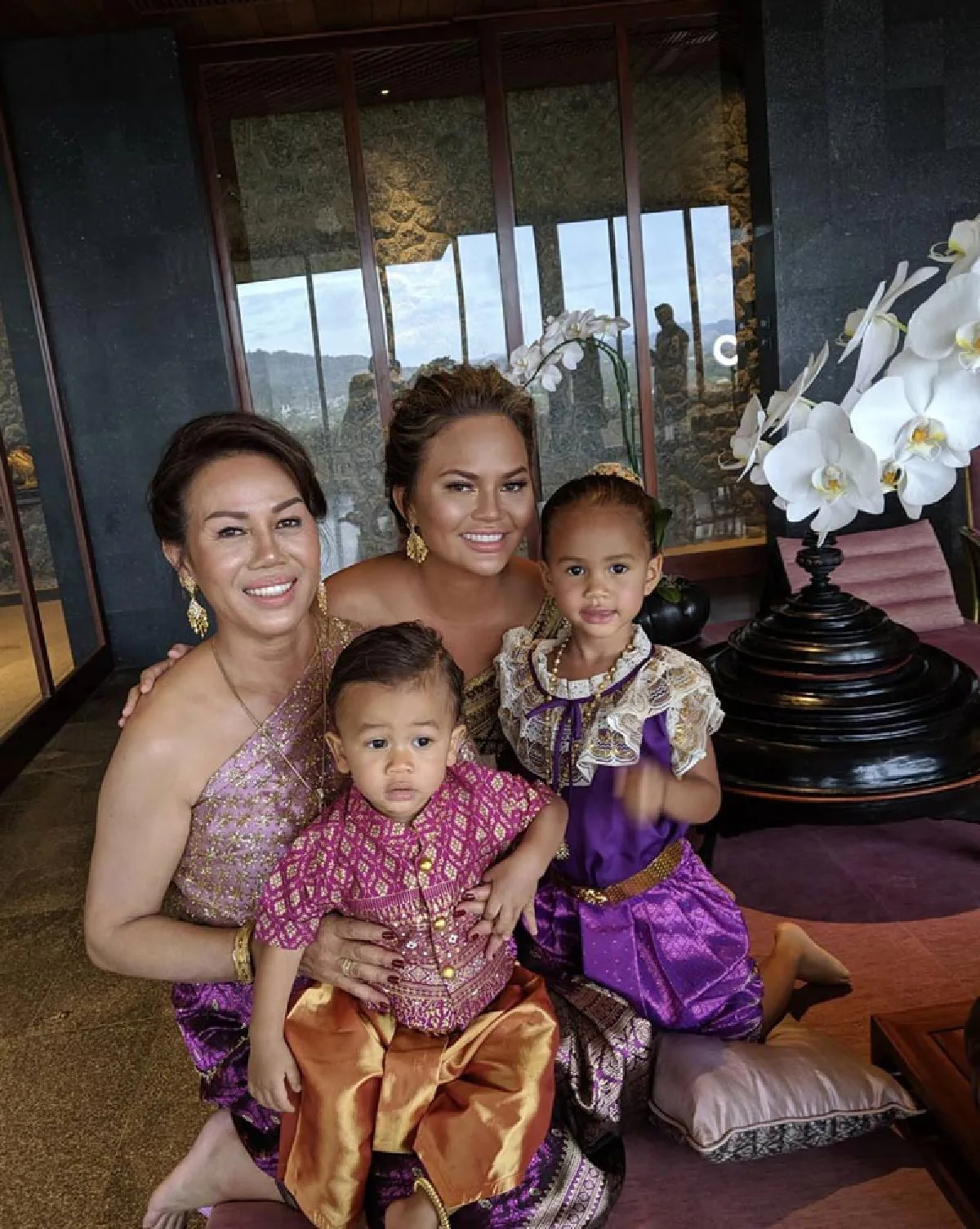 “จอห์น เลเจนด์” โพสต์ภาพภรรยา “คริสซีย์ ทีเกน” และลูกๆ สวมชุดไทย พร้อมเผยความในใจ