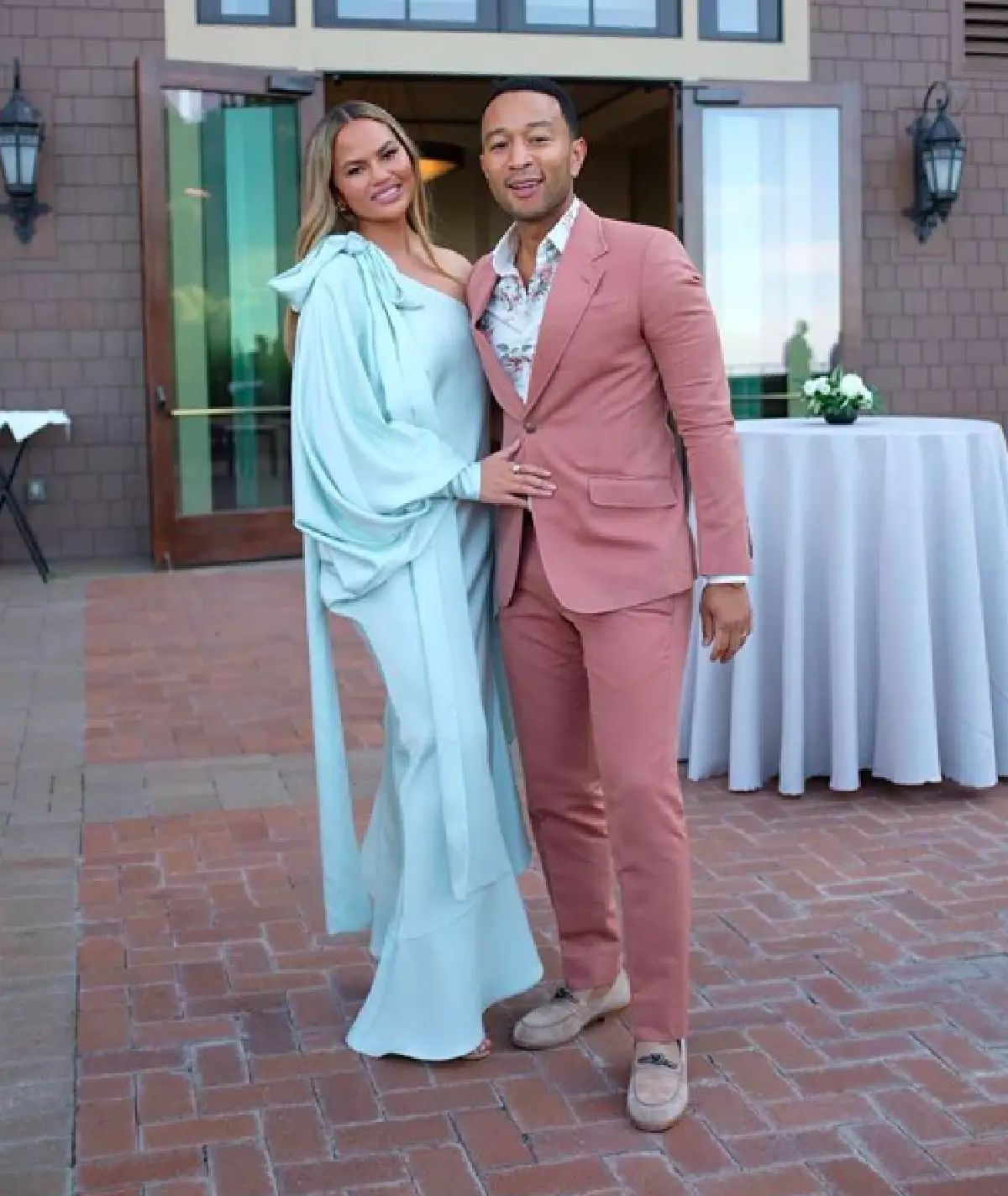 “จอห์น เลเจนด์” โพสต์ภาพภรรยา “คริสซีย์ ทีเกน” และลูกๆ สวมชุดไทย พร้อมเผยความในใจ