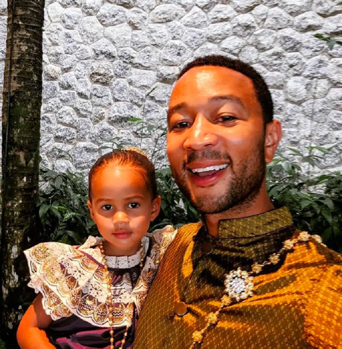 “จอห์น เลเจนด์” โพสต์ภาพภรรยา “คริสซีย์ ทีเกน” และลูกๆ สวมชุดไทย พร้อมเผยความในใจ