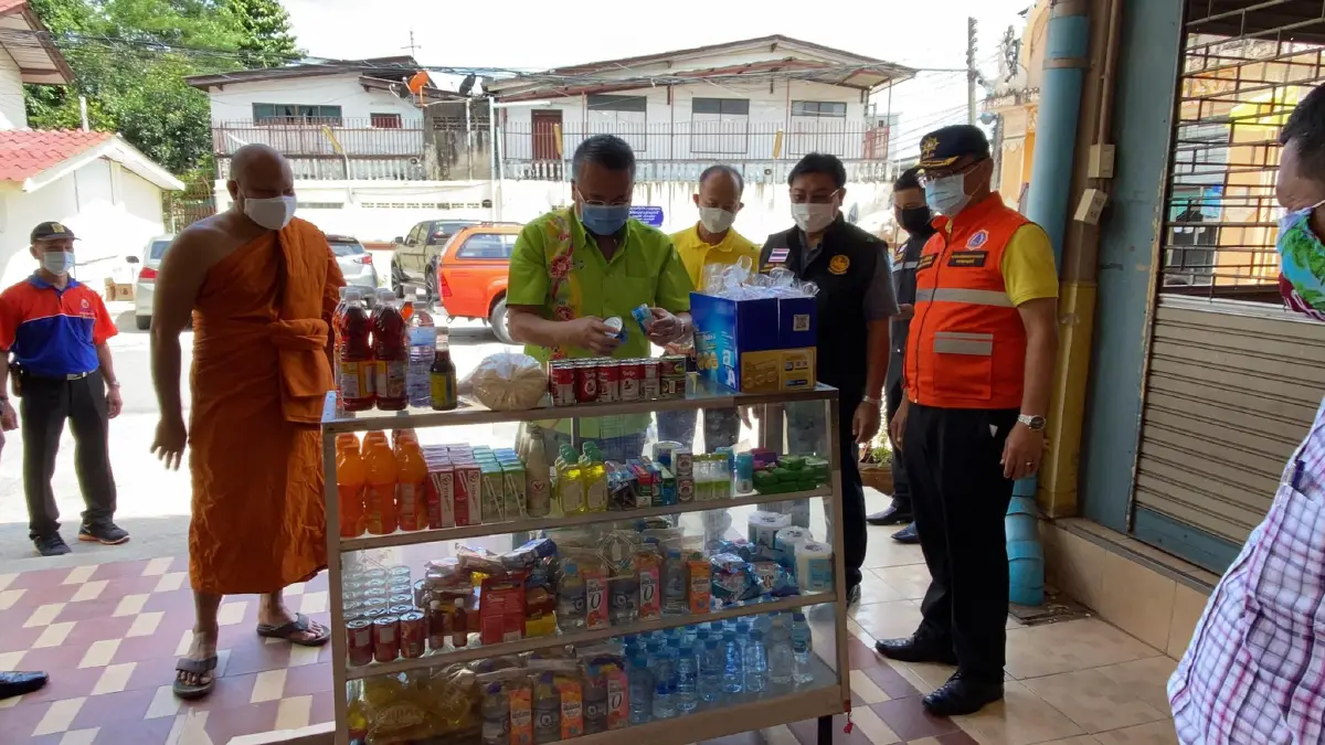 ภาพซึ้งใจ!ป้าน่ารักยกมือไหว้"ตู้แบ่งปัน"ให้ผักบุ้งไปผัดกิน