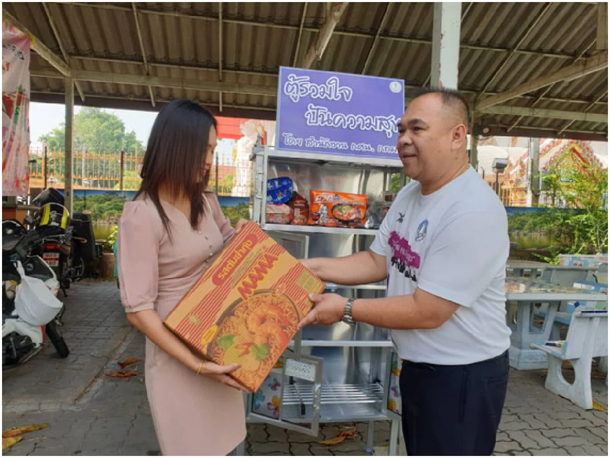 สำนักงาน กศน.กทม. นำโดย ดร.ปรเมศวร์ ศิริรัตน์ ผู้อำนวยการสำนักงาน กศน.กทม. จัด "ตู้รวมใจ ปันความสุข"