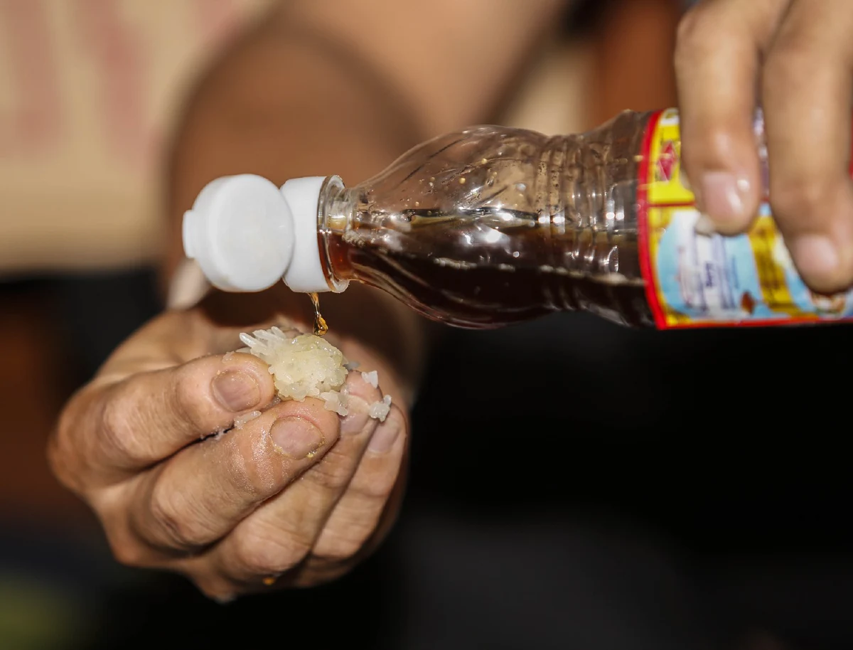 ผู้ใช้แรงงานกินข้าวเหนียวจิ้มน้ำปลาประชดนายจ้างลอยแพอ้างโควิด-19