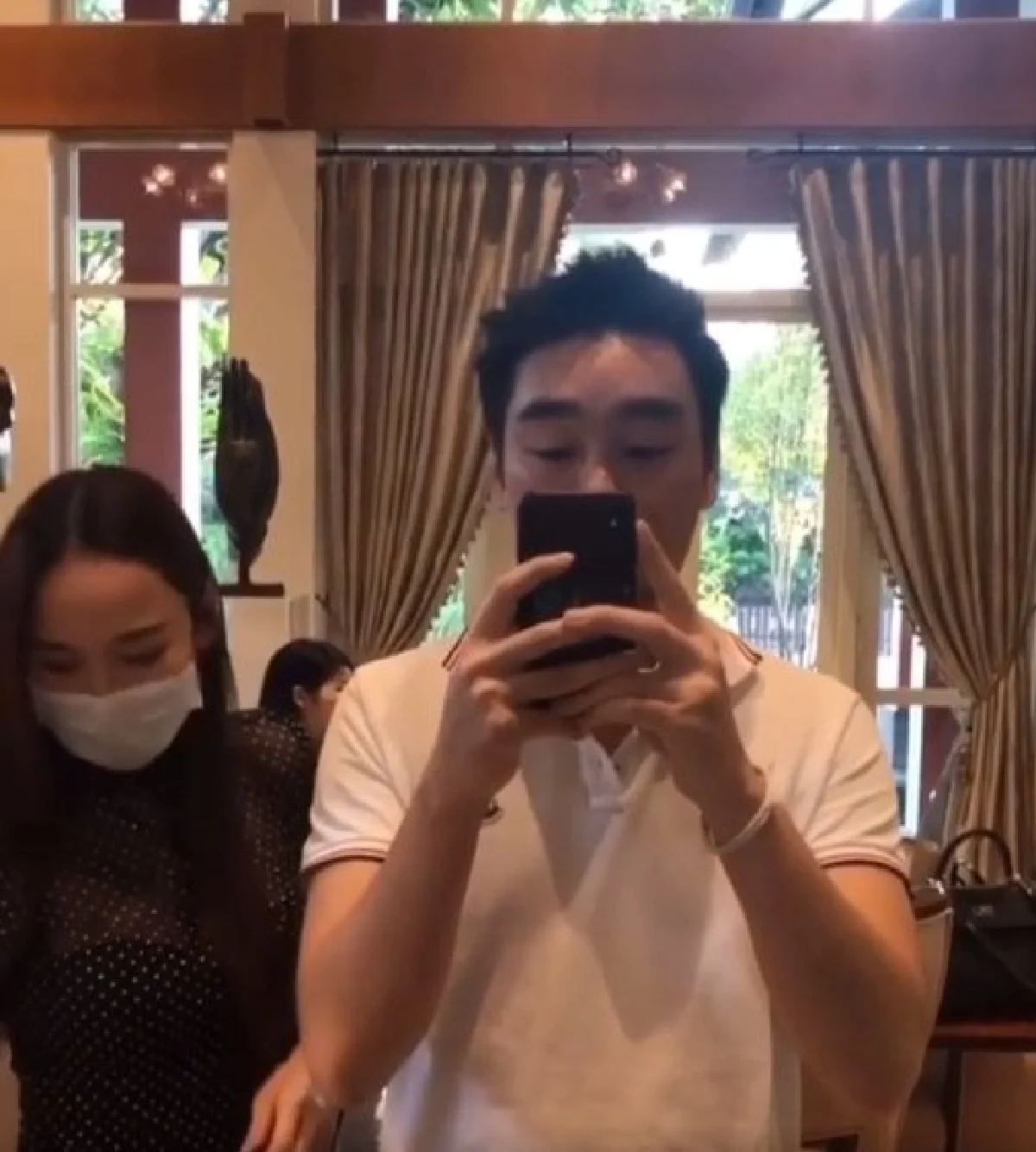 อั้ม พัชราภา เผยโมเมนต์มุ้งมิ้ง ขณะย้อมผมให้หวานใจ ไฮโซพก 