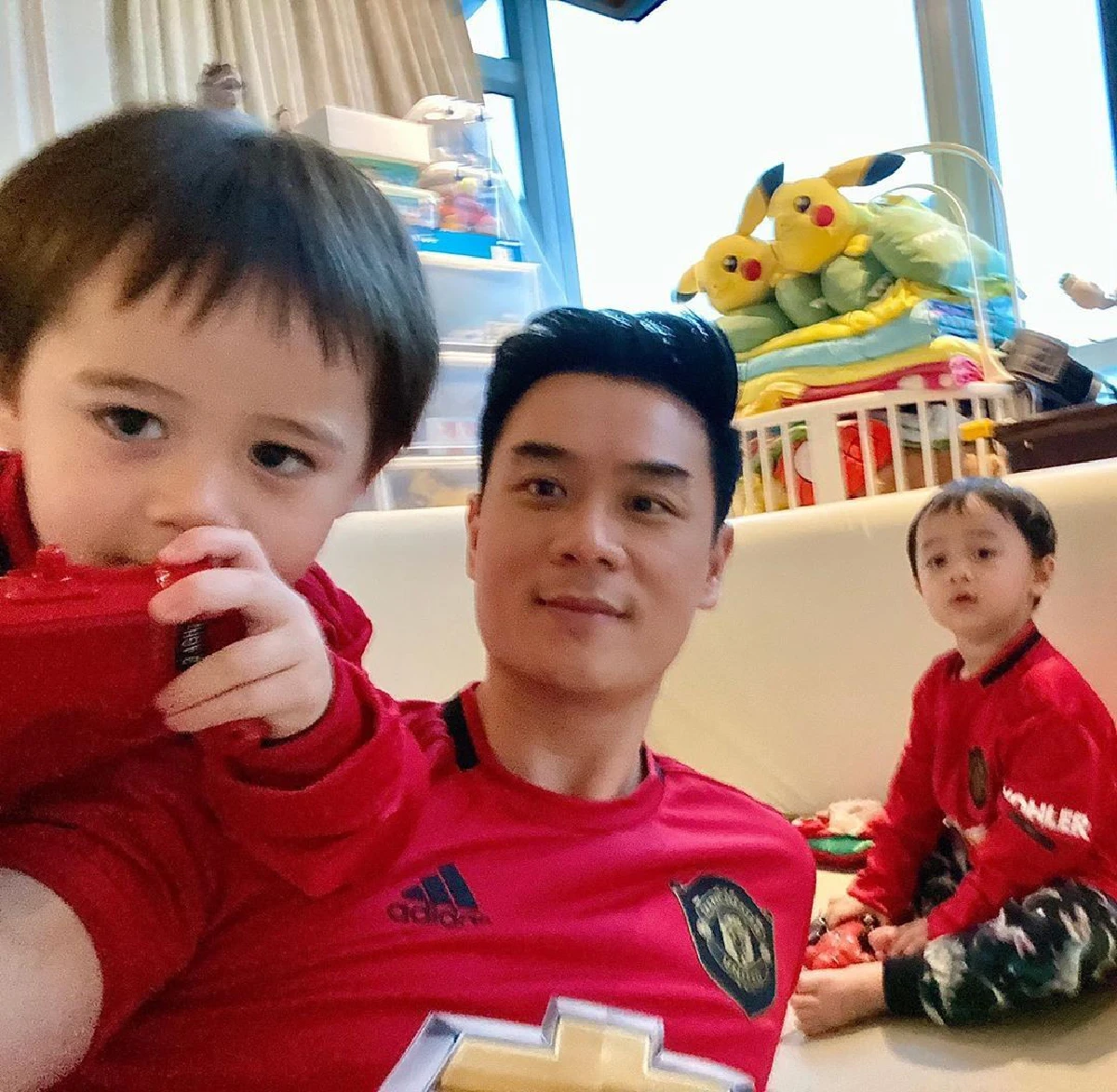 น็อต วิศรุต โพสต์ภาพเซลฟี่สุดเท่..แซวตัวเองกับลูกชาย น้องพายุ