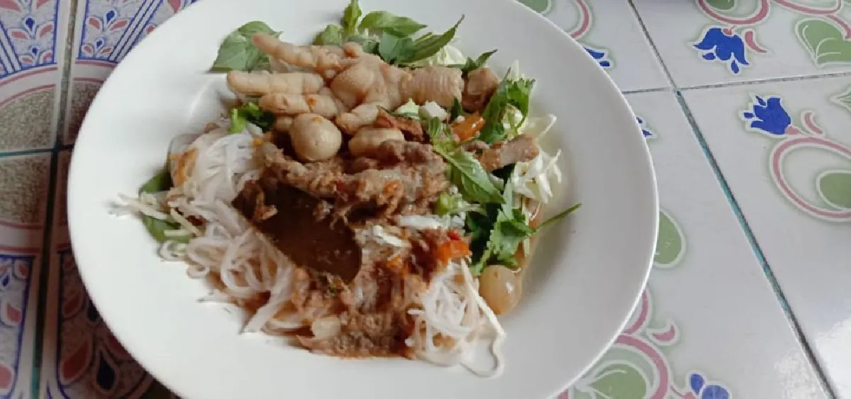 ตั๊กแตน ชลดา เข้าครัวโชว์ฝีมือ! ผันตัวเป็นแม่ค้าขายขนมจีนน้ำยาตีนไก่