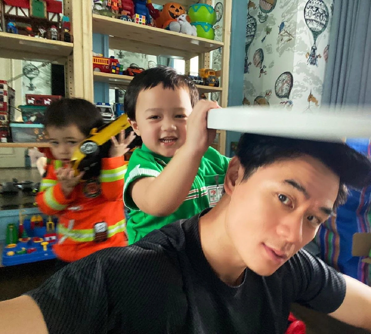 น็อต วิศรุต โพสต์ภาพเซลฟี่สุดเท่..แซวตัวเองกับลูกชาย น้องพายุ