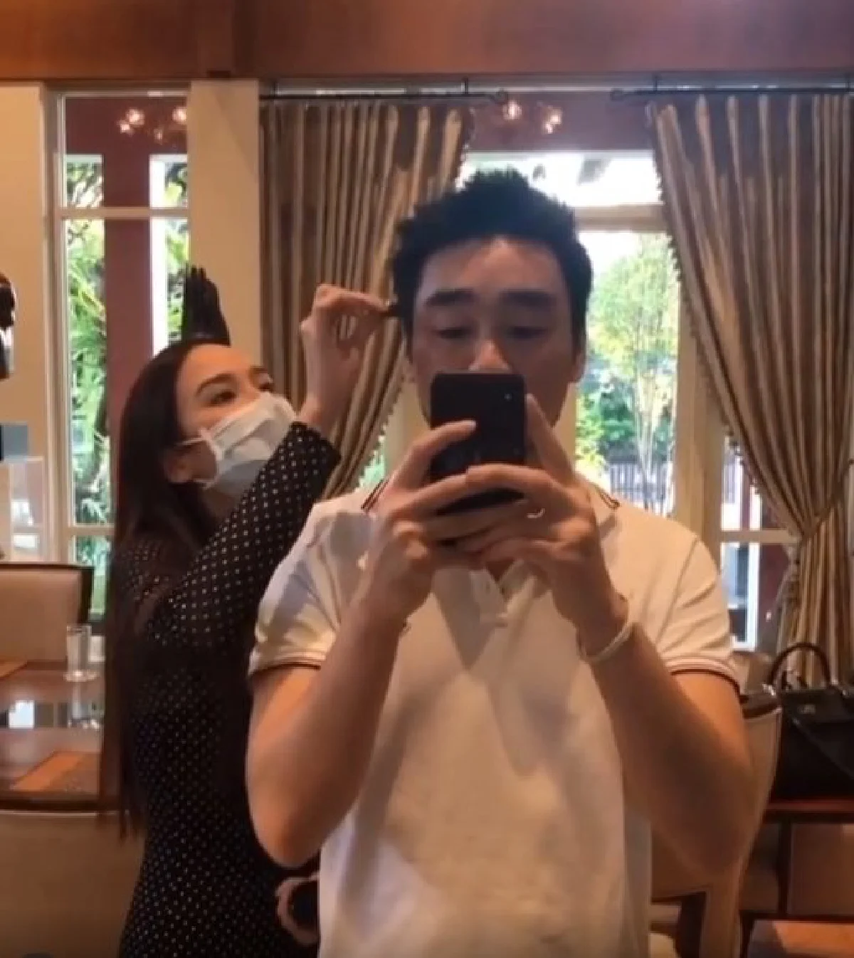 อั้ม พัชราภา เผยโมเมนต์มุ้งมิ้ง ขณะย้อมผมให้หวานใจ ไฮโซพก 