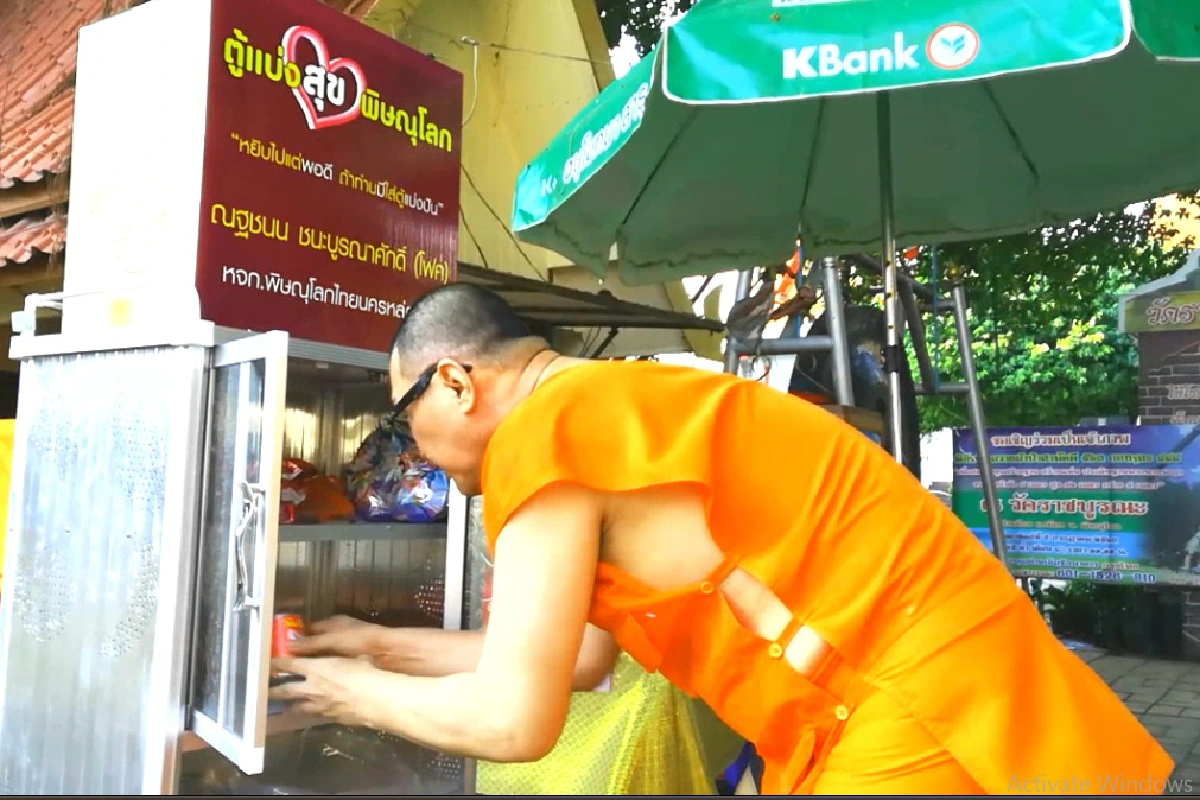 ตู้ปันน้ำใจผุดทั่วเมืองสองแคว-พระสงฆ์นำเครื่องอุปโภค-บริโภคเติมจนล้น