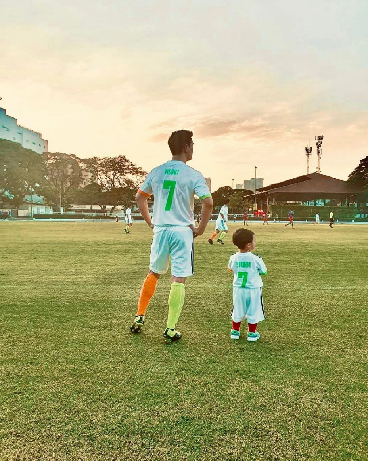 น็อต วิศรุต โพสต์ภาพเซลฟี่สุดเท่..แซวตัวเองกับลูกชาย น้องพายุ