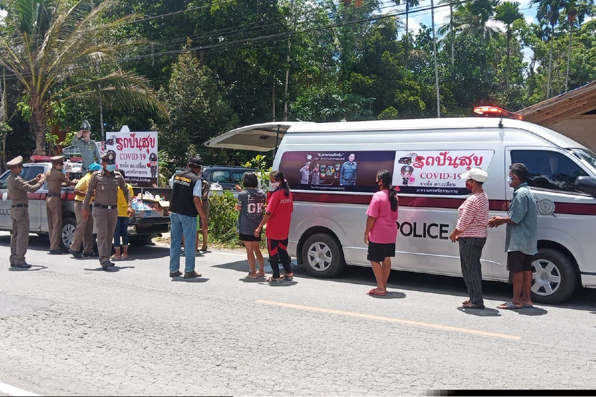 ตร.ใช้รถสายตรวจบรรทุกสิ่งของปันสุขแทนตั้งตู้หน้าโรงพัก