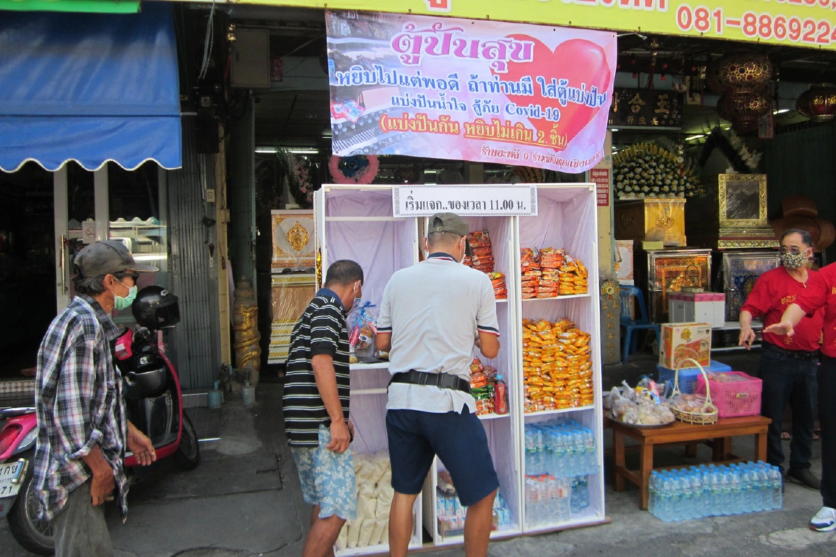 เจ้าของร้านหีบศพดัดแปลงโลงเป็นตู้ปันสุข บรรเทาความเดือดร้อนโควิด-19
