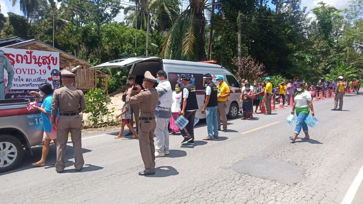 ตร.ใช้รถสายตรวจบรรทุกสิ่งของปันสุขแทนตั้งตู้หน้าโรงพัก