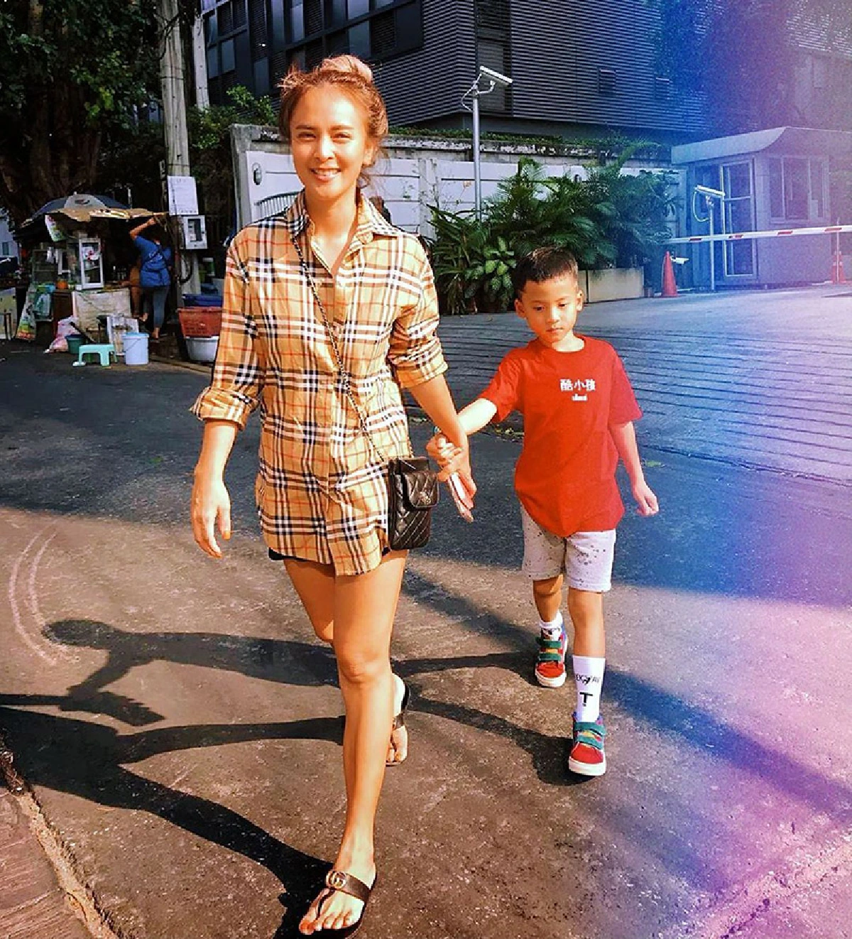 น้องบรู๊คลิน นั่งทำการบ้านทั้งน้ำตา บ่นคิดถึงโรงเรียนและคุณครู (คลิป)