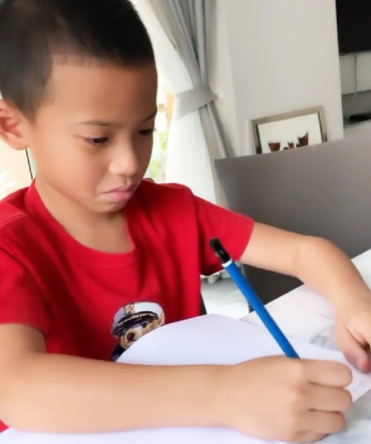 น้องบรู๊คลิน นั่งทำการบ้านทั้งน้ำตา บ่นคิดถึงโรงเรียนและคุณครู (คลิป)