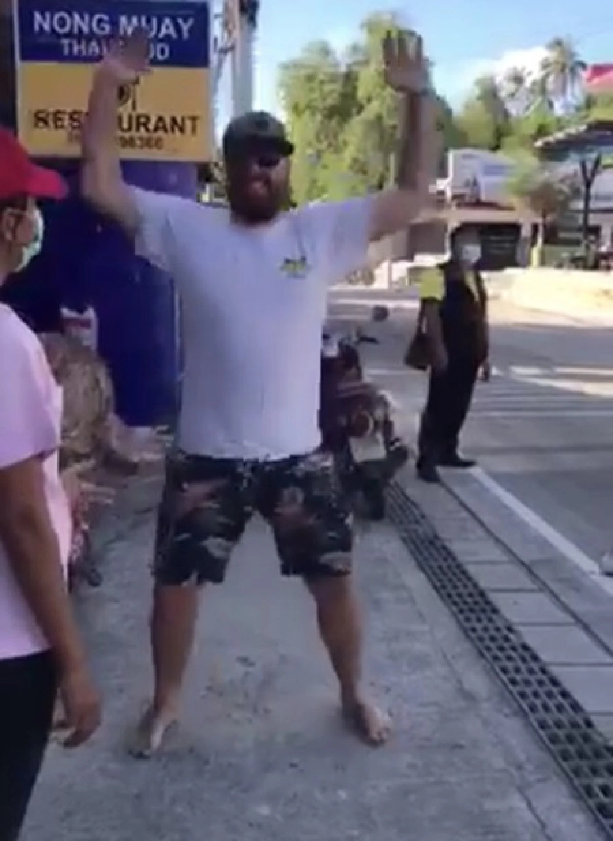 "เกาะเต่า"การ์ดไม่ตก ลงโทษ นักท่องเที่ยว ไม่ยอมสวมหน้ากาก ให้วิดพื้น-กระโดดตบ