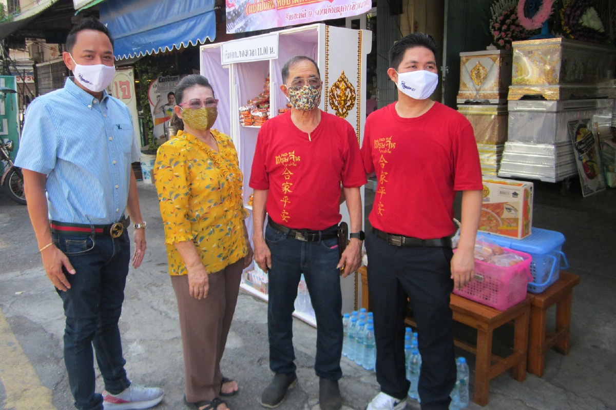 เจ้าของร้านหีบศพดัดแปลงโลงเป็นตู้ปันสุข บรรเทาความเดือดร้อนโควิด-19