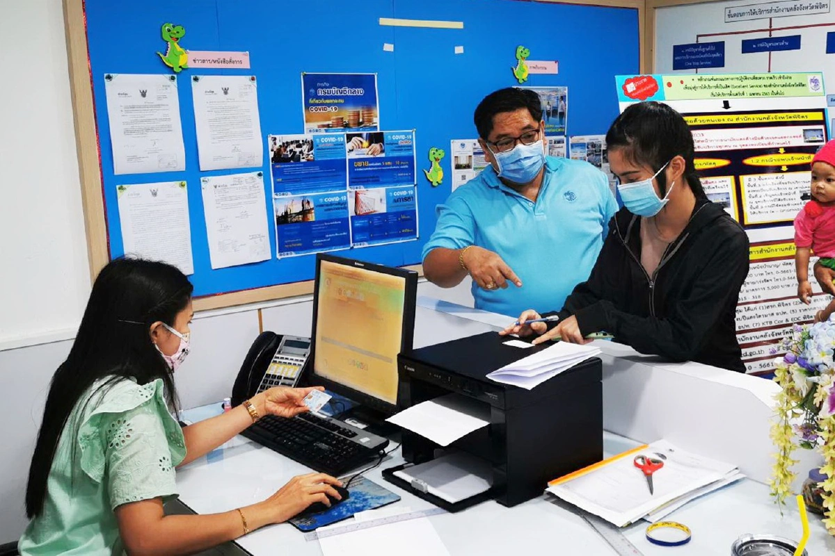 ชาวบ้านนับร้อยบุกคลังจังหวัดพิจิตร ยื่นคำร้องวันสุดท้ายทบทวนสิทธิ์รับเงินเยียวยา5พัน