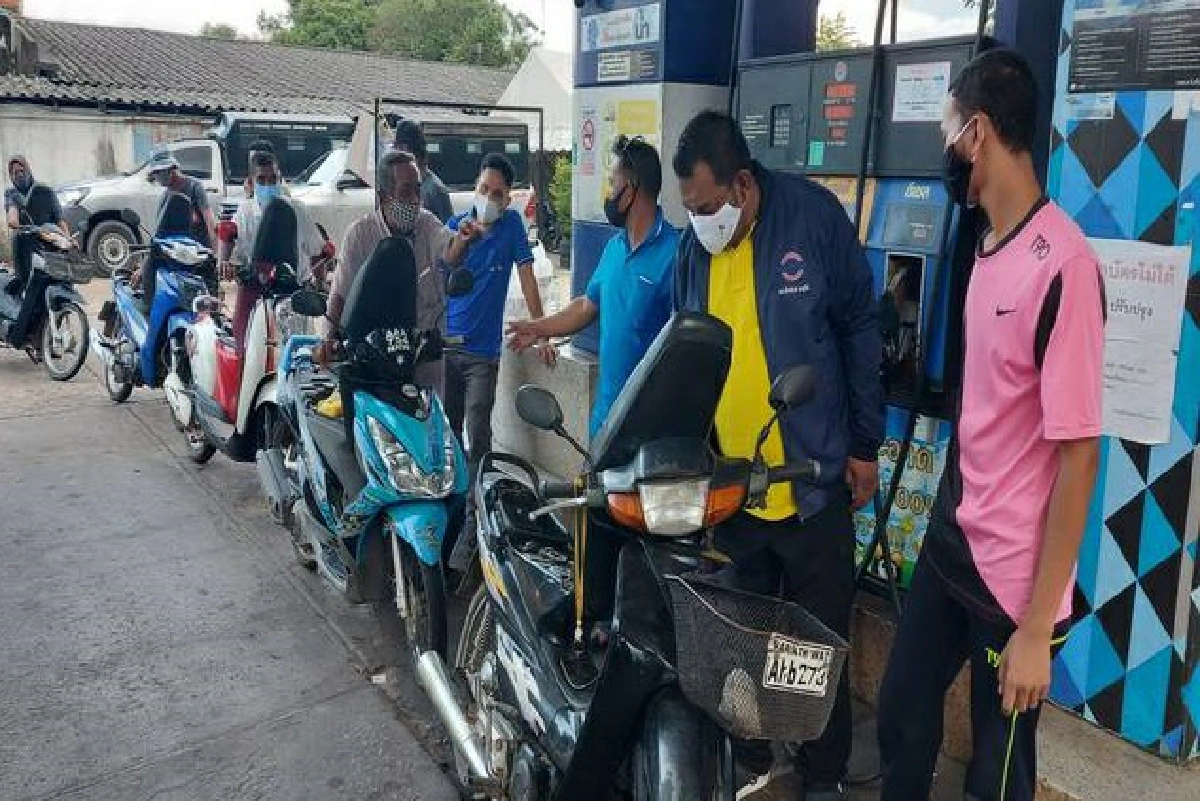 ส.ส.เขต2นราฯแจกน้ำมันให้เติมฟรีสู้โควิด-19