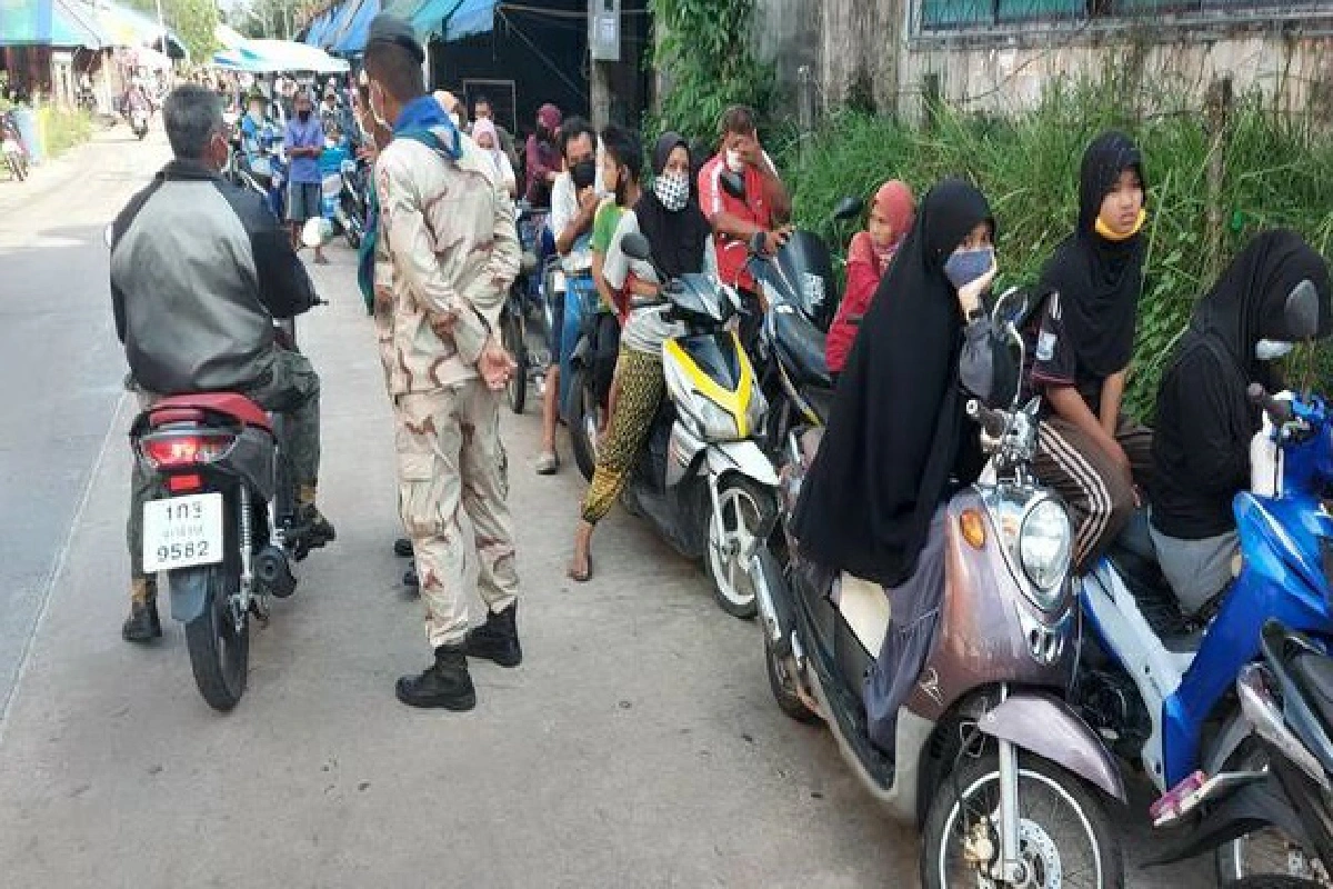 ส.ส.เขต2นราฯแจกน้ำมันให้เติมฟรีสู้โควิด-19