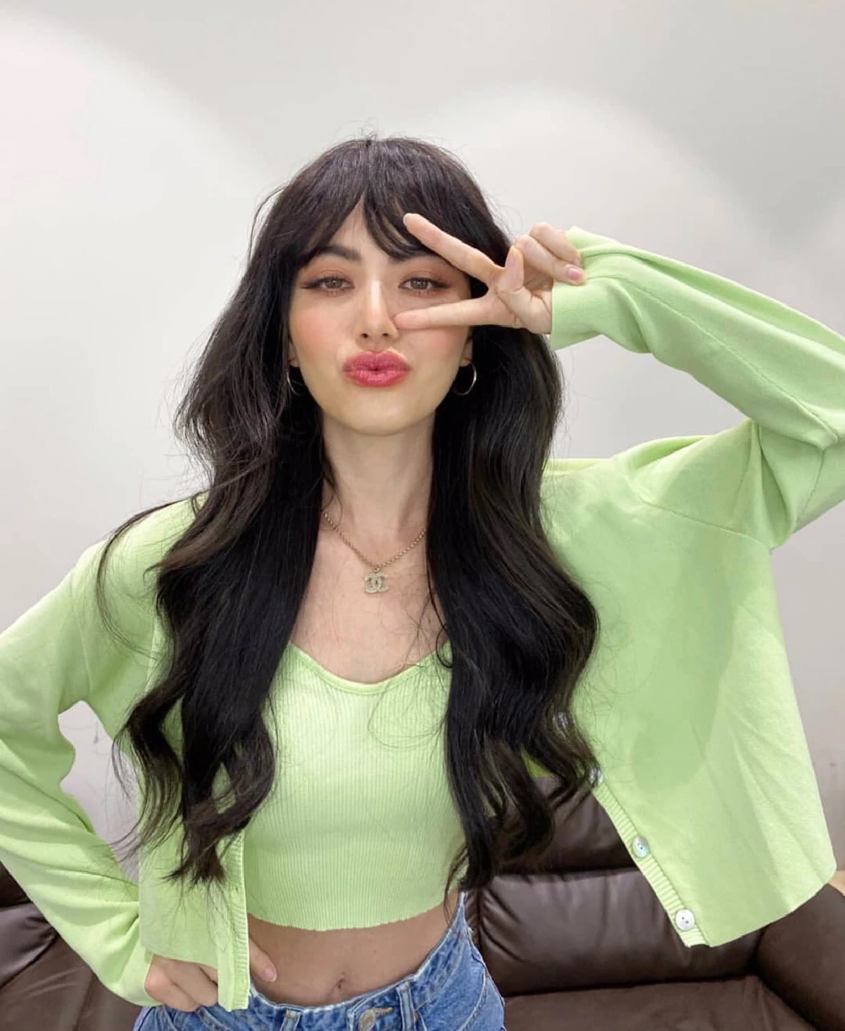 ใหม่ ดาวิกา กับลุคผมยาวลอนสวยแบ๊ว เห็นแวบแรกนึกว่า ลิซ่า Blackpink