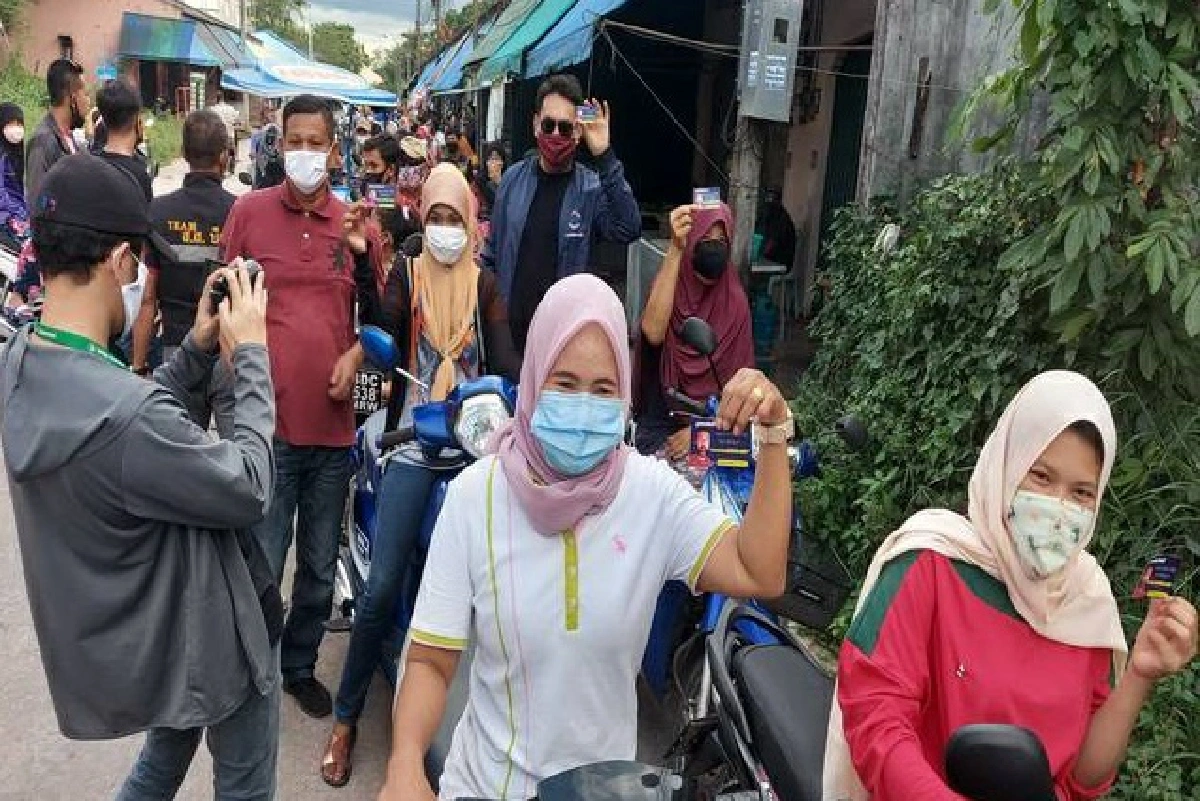 ส.ส.เขต2นราฯแจกน้ำมันให้เติมฟรีสู้โควิด-19