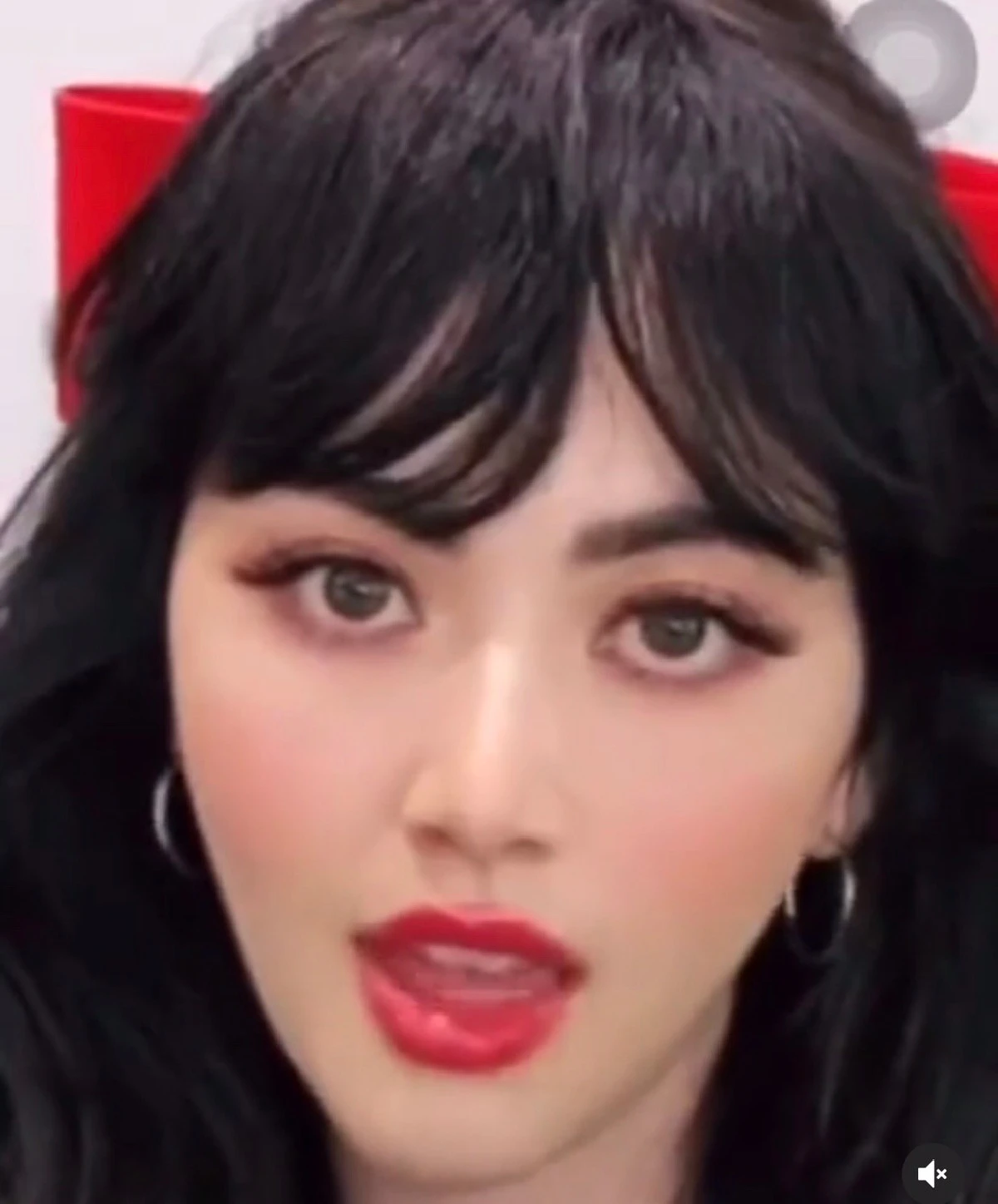 ใหม่ ดาวิกา กับลุคผมยาวลอนสวยแบ๊ว เห็นแวบแรกนึกว่า ลิซ่า Blackpink