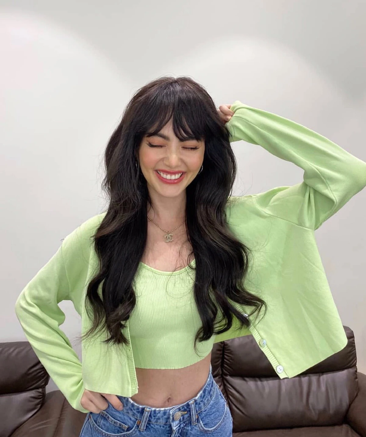 ใหม่ ดาวิกา กับลุคผมยาวลอนสวยแบ๊ว เห็นแวบแรกนึกว่า ลิซ่า Blackpink